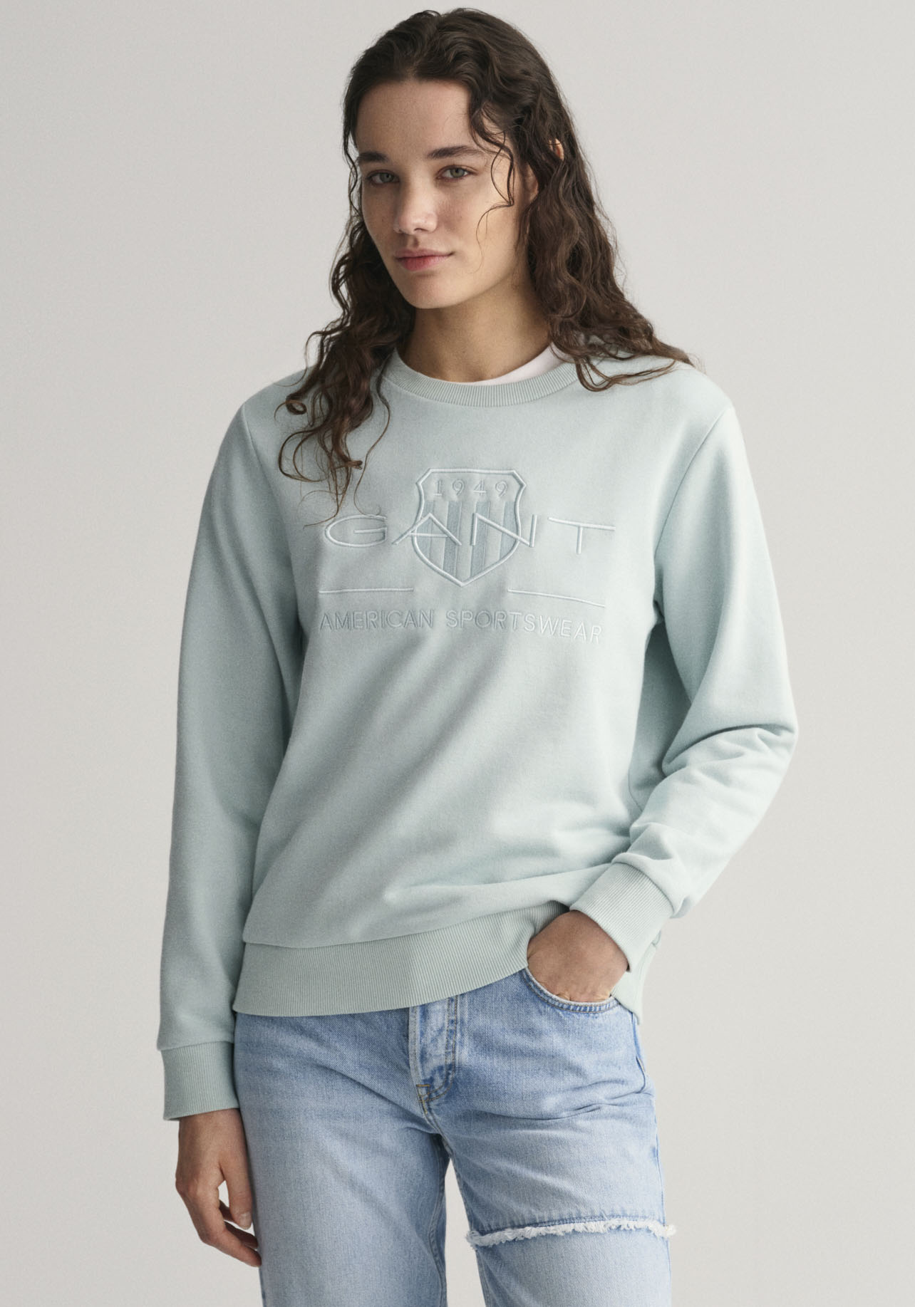 Gant Sweatshirt »REG TONAL SHIELD C-NECK SWEAT«, mit glänzendem Archive Shield-Emblem auf der Brust von Gant