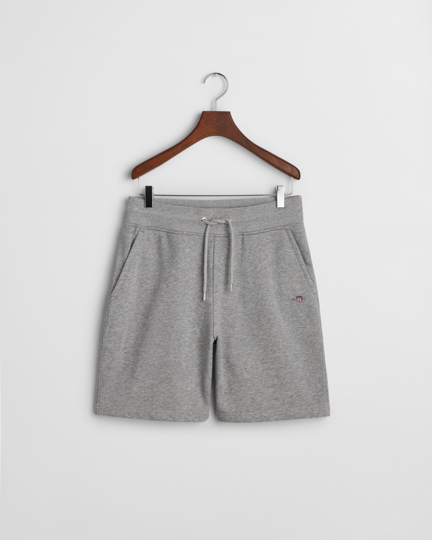 Gant Sweatshorts »REG SHIELD SWEAT SHORTS«, mit einer kleinen Logostickerei unter der Eingriffstasche Gant Sweatshorts »REG SHIELD SWEAT SHORTS«, mit einer kleinen Logostickerei unter der Eingriffstasche von Gant