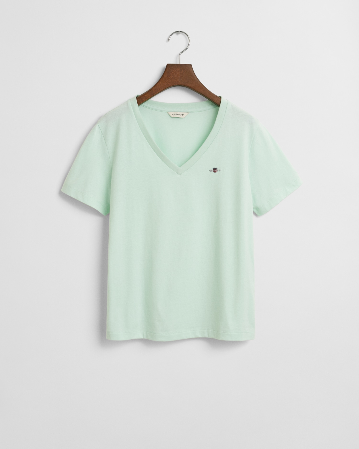 Gant T-Shirt »REG SHIELD KA V-NECK T-SHIRT«, mit einer kleinen Logostickerei auf der Brust Gant T-Shirt »REG SHIELD KA V-NECK T-SHIRT«, mit einer kleinen Logostickerei auf der Brust von Gant