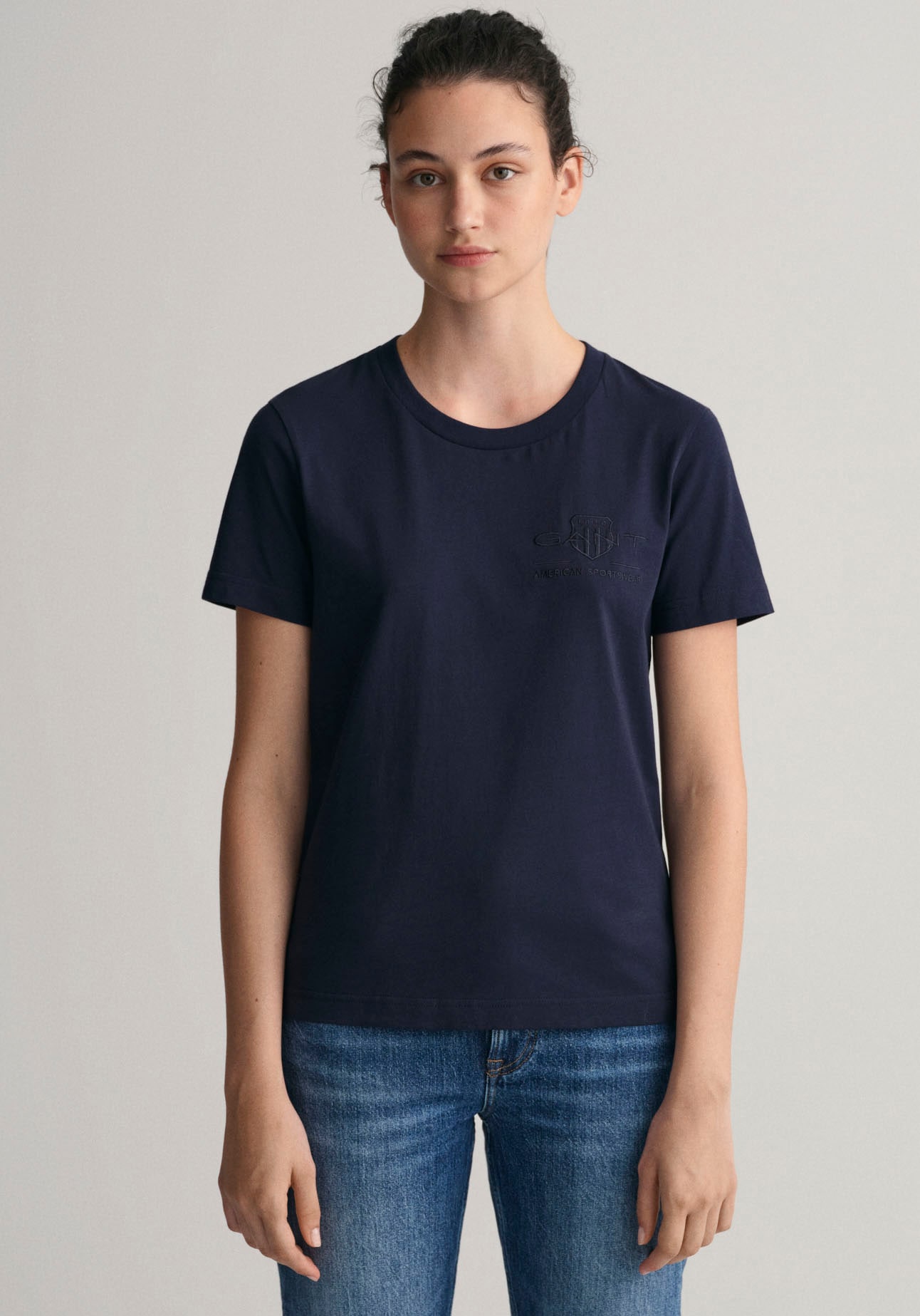 Gant T-Shirt »REG TONAL SHIELD KA T-SHIRT«, mit Zwillingsnähten an den Saumkanten von Gant