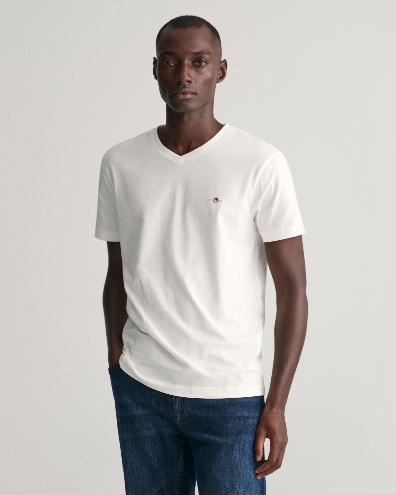 Gant T-Shirt »SLIM SHIELD V-NECK T-SHIRT«, mit einer kleinen Logostickerei auf der Brust von Gant