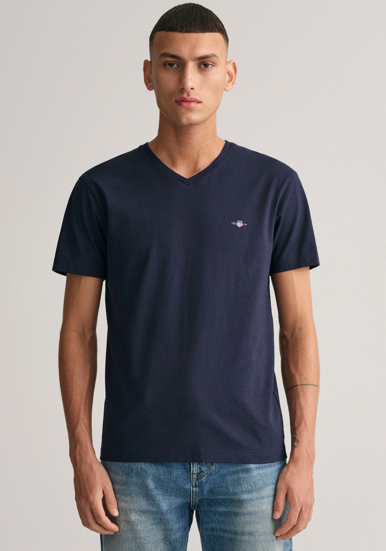 Gant T-Shirt »SLIM SHIELD V-NECK T-SHIRT«, mit einer kleinen Logostickerei auf der Brust Gant T-Shirt »SLIM SHIELD V-NECK T-SHIRT«, mit einer kleinen Logostickerei auf der Brust von Gant