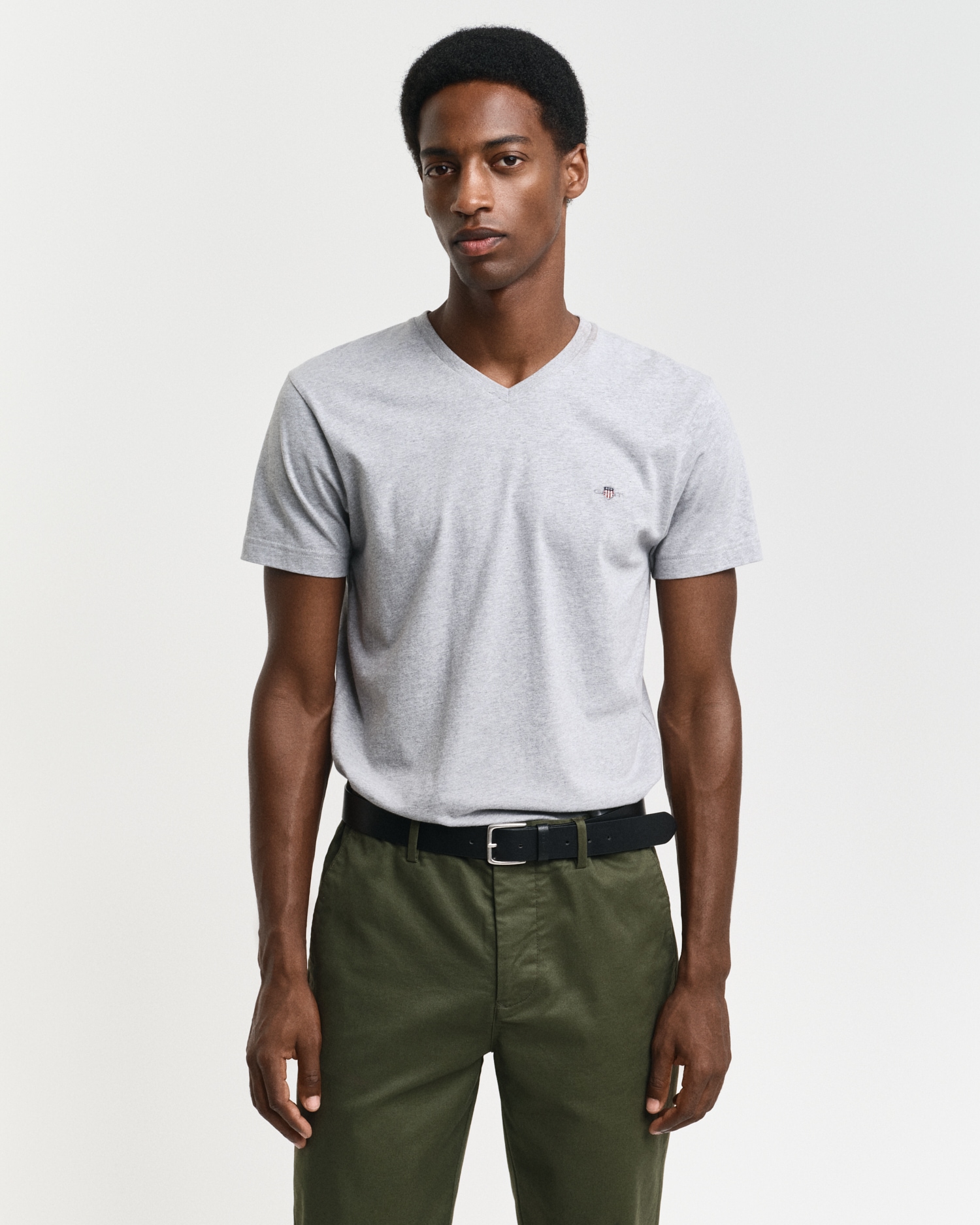 Gant T-Shirt »SLIM SHIELD V-NECK T-SHIRT«, mit einer kleinen Logostickerei auf der Brust Gant T-Shirt »SLIM SHIELD V-NECK T-SHIRT«, mit einer kleinen Logostickerei auf der Brust von Gant