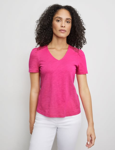 GERRY WEBER Damen Kurzarmshirt mit zarter Spitze 62cm V-Ausschnitt Baumwolle Pink von Gerry Weber