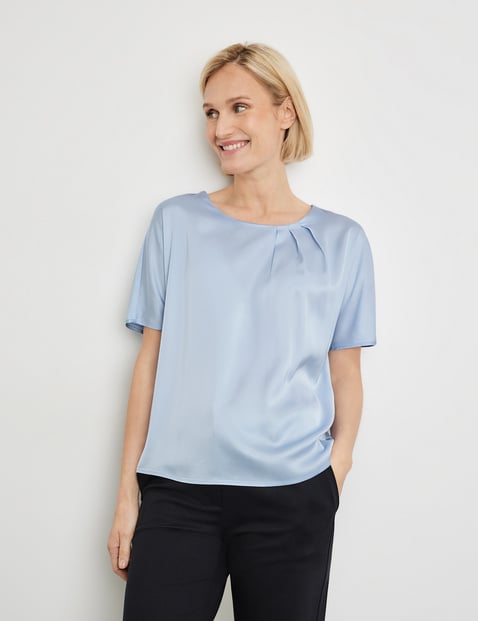 GERRY WEBER Damen Fließendes Blusenshirt mit Material-Patch 62cm Kurzarm Rundhals Baumwolle Blau von Gerry Weber