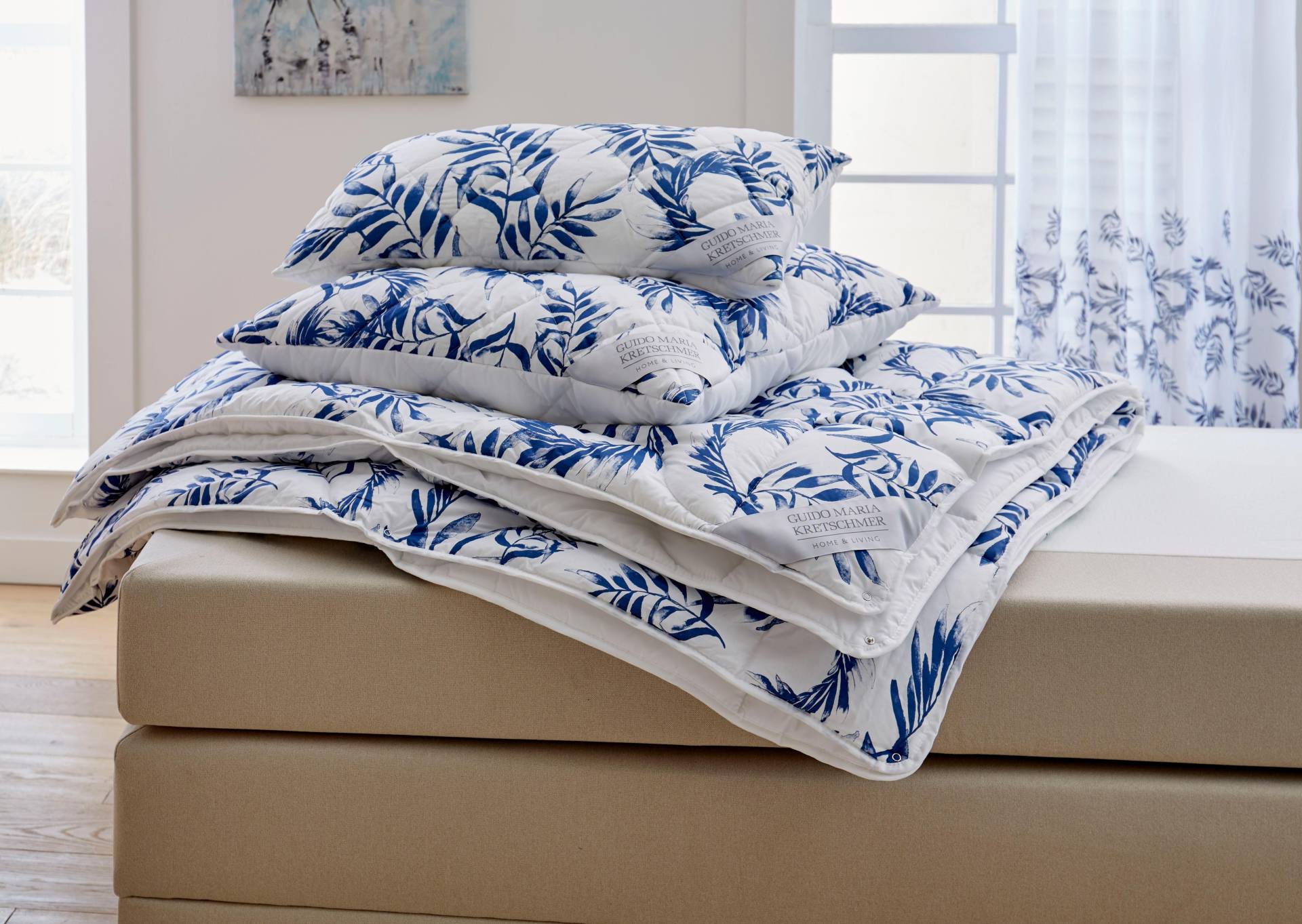 Guido Maria Kretschmer Home&Living Kunstfaserbettdecke »Blue leaves«, 4-Jahreszeiten, Füllung 100% Polyester, Bezug 100% Polyester, (1 St.), Wende-Bettwaren von Guido Maria Kretschmer Home&Living