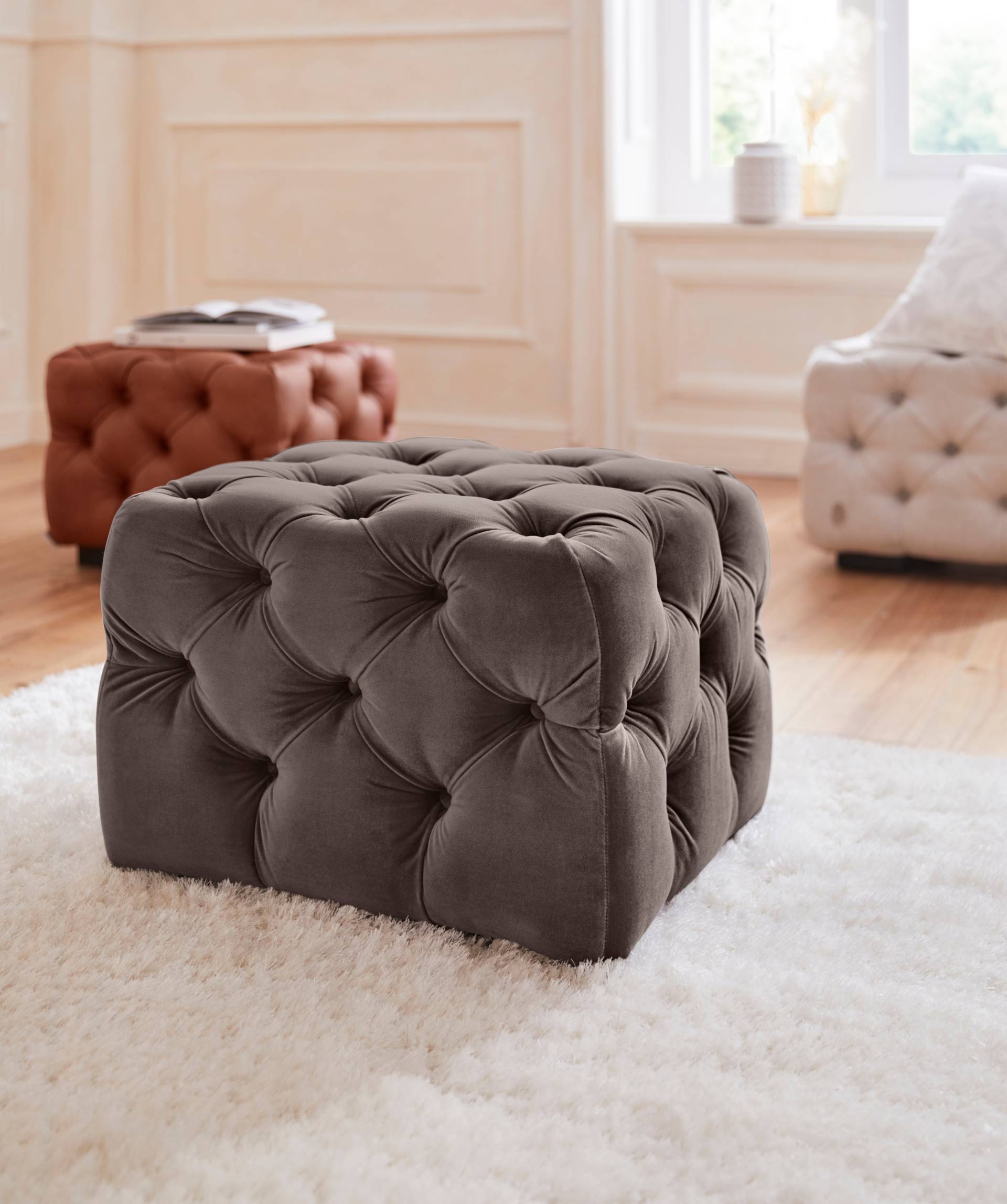 Guido Maria Kretschmer Home&Living Polsterhocker »Kalina«, mit klassischer Chesterfield-Knopfheftung, passend zur Serie "Kalina" Guido Maria Kretschmer Home&Living Polsterhocker »Kalina«, mit klassischer Chesterfield-Knopfheftung, passend zur Serie "Kalina" von Guido Maria Kretschmer Home&Living