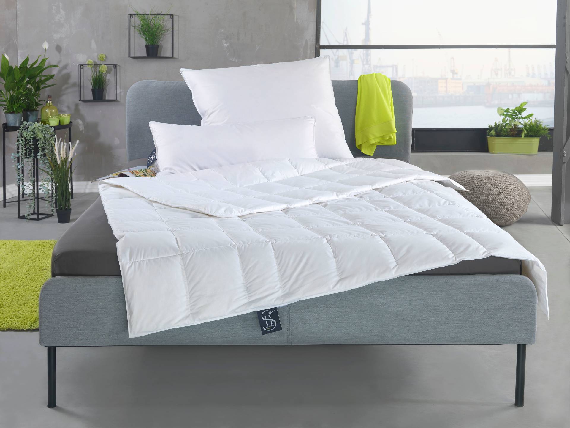 Haeussling Gänsedaunenbettdecke »Select - Made in Green«, leicht, Füllung 100% Gänsedaunen, Bezug 100% Baumwolle, (1 St.), hochwertiges Daunenprodukt von Haeussling