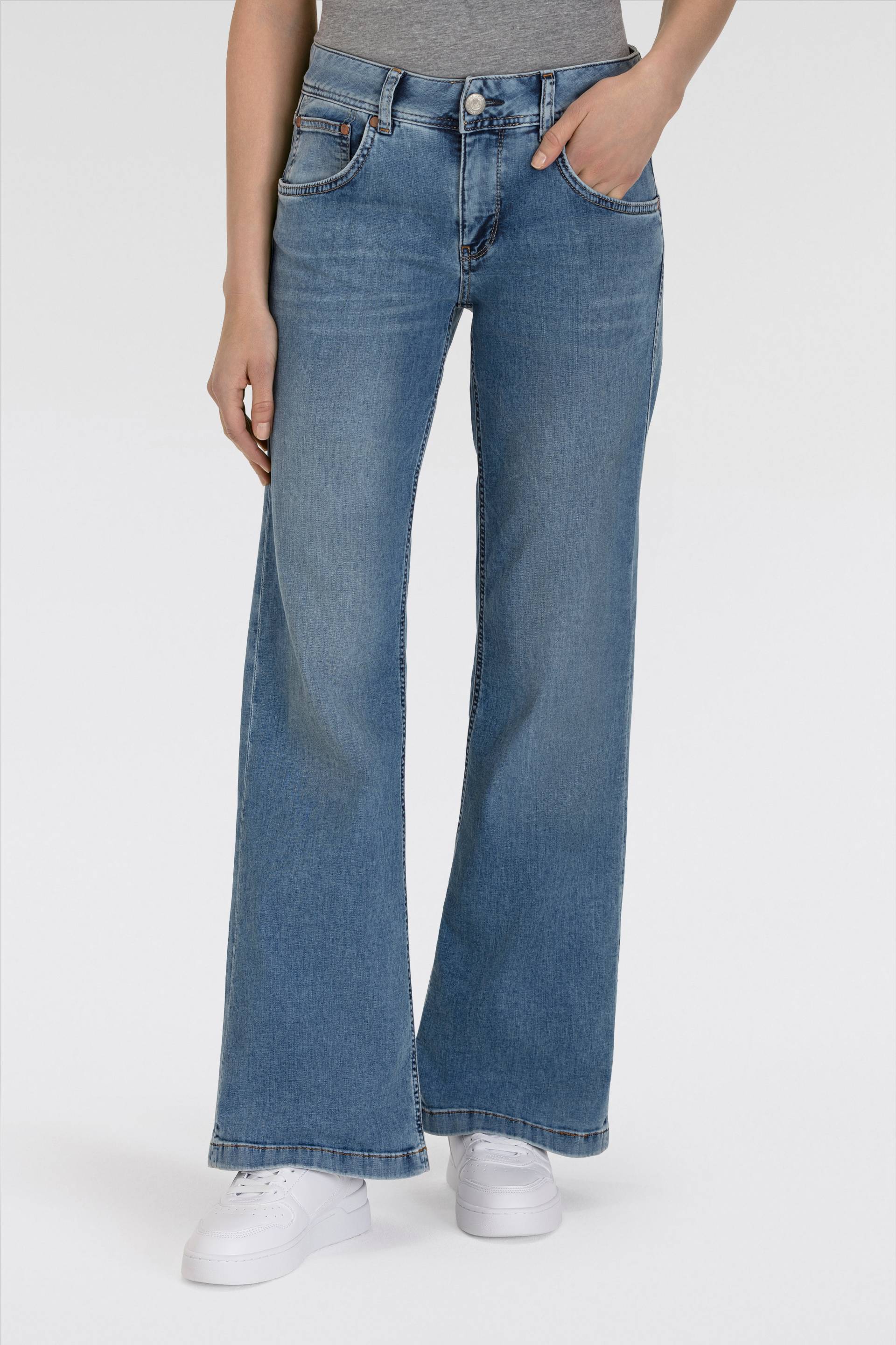 Herrlicher 5-Pocket-Jeans »Edna Recycled Denim Light«, im Flared Fit Herrlicher 5-Pocket-Jeans »Edna Recycled Denim Light«, im Flared Fit von Herrlicher