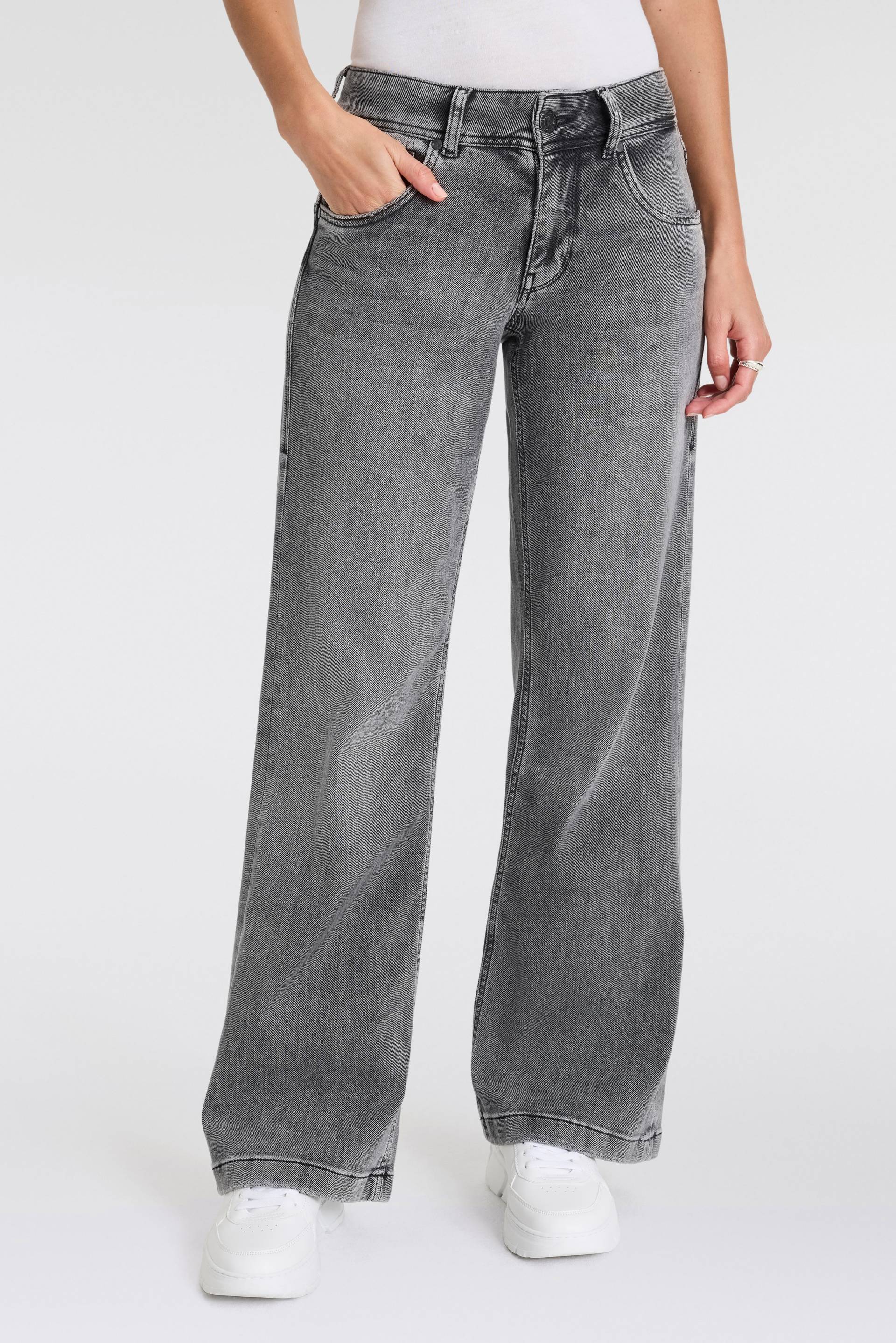 Herrlicher Bootcut-Jeans »Edna Organic Denim Brushed«, mit markanten Taschenabnähern hinten Herrlicher Bootcut-Jeans »Edna Organic Denim Brushed«, mit markanten Taschenabnähern hinten von Herrlicher