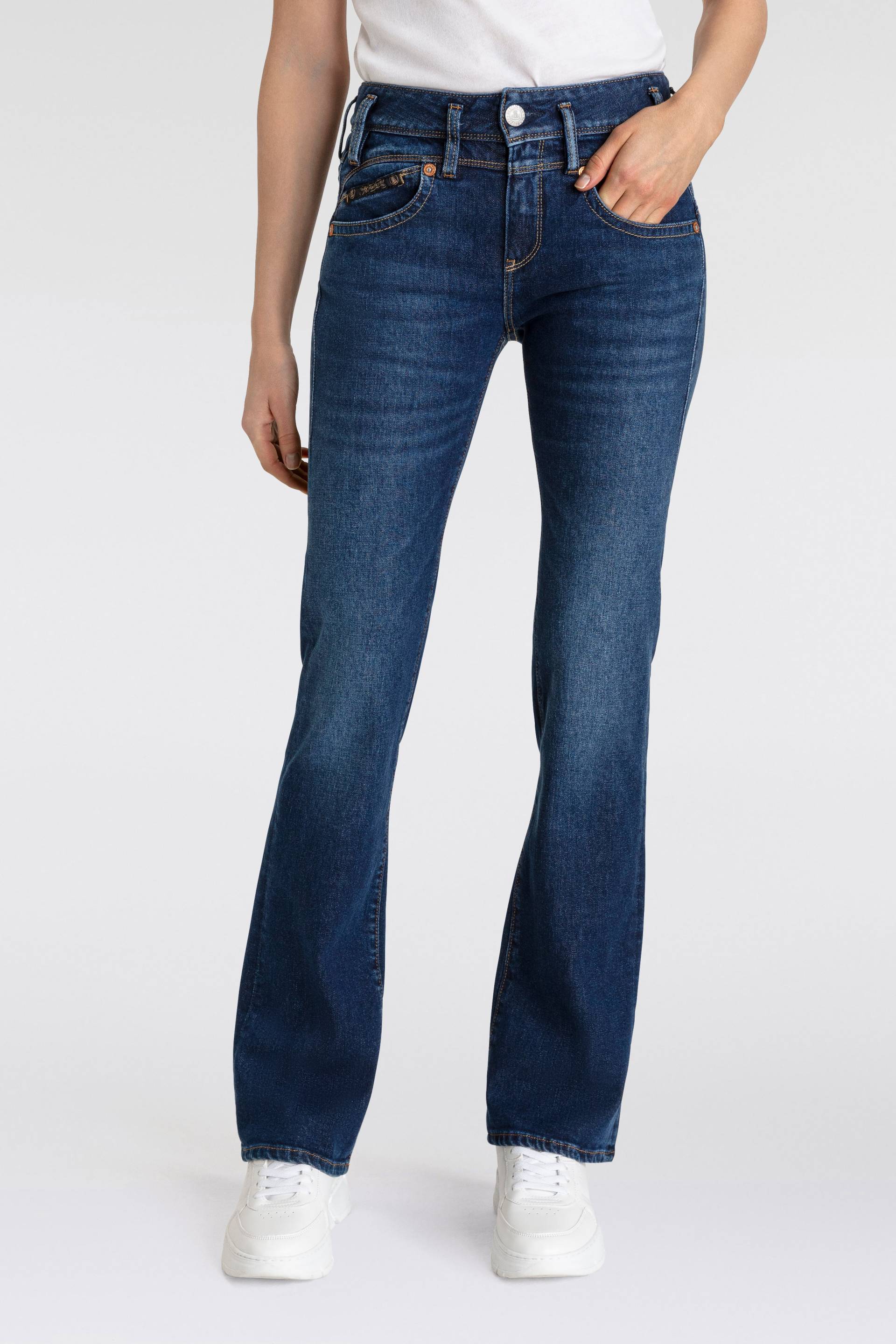 Herrlicher Bootcut-Jeans »Pearl Boot Recycled Denim«, mit markantem Bund Herrlicher Bootcut-Jeans »Pearl Boot Recycled Denim«, mit markantem Bund von Herrlicher