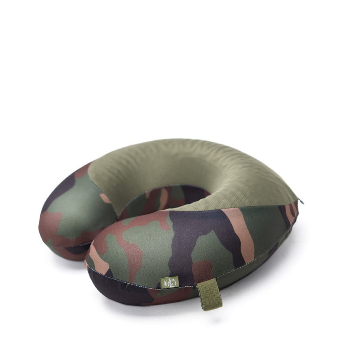 Memory Foam Nackenkissen in Woodland Camo von Herschel