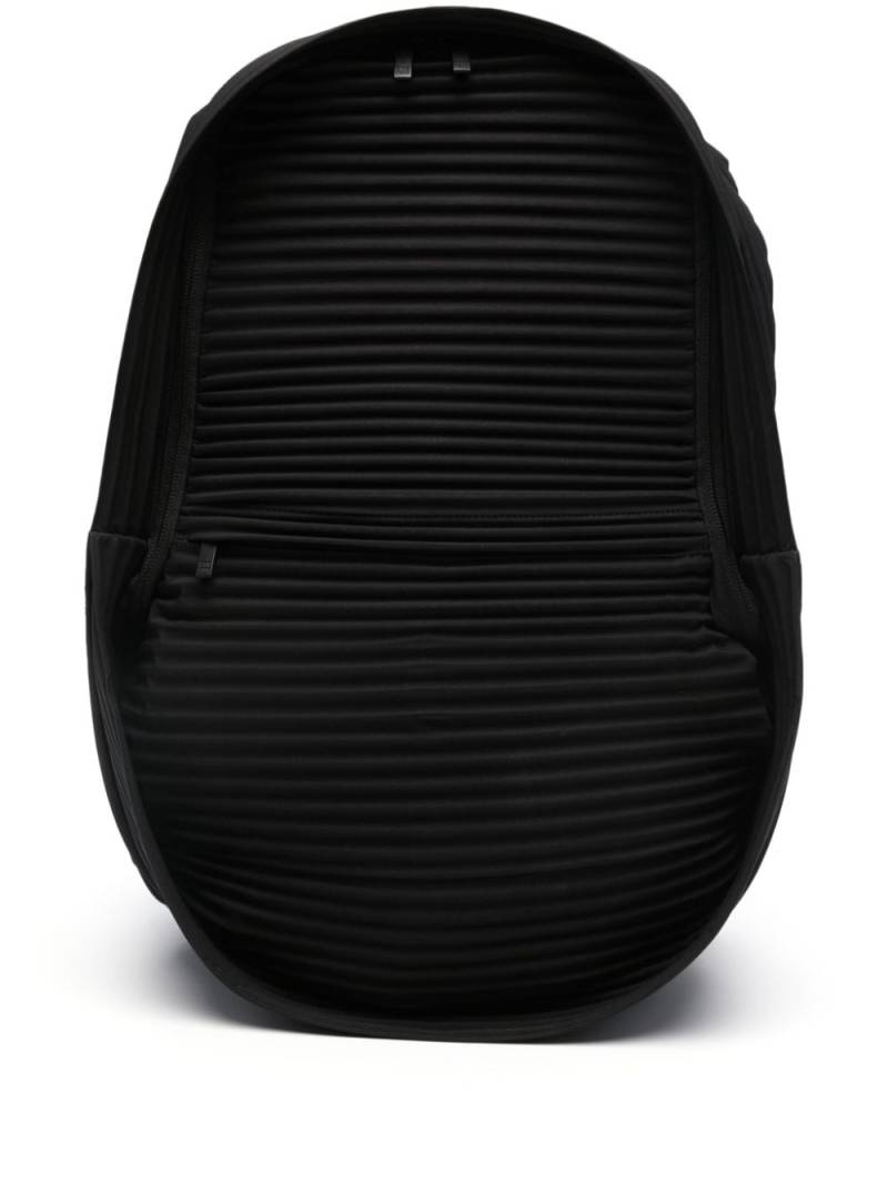 Homme Plissé Issey Miyake ribbed-detailing oval-body backpack - Black von Homme Plissé Issey Miyake