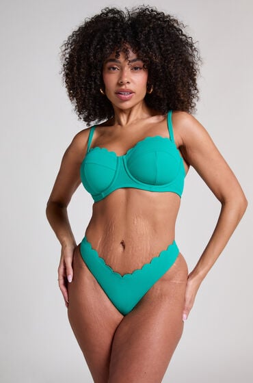 Hunkemöller Bikini Slip mit hohem Beinausschnitt Scallop grün Hunkemöller Bikini Slip mit hohem Beinausschnitt Scallop grün von Hunkemöller