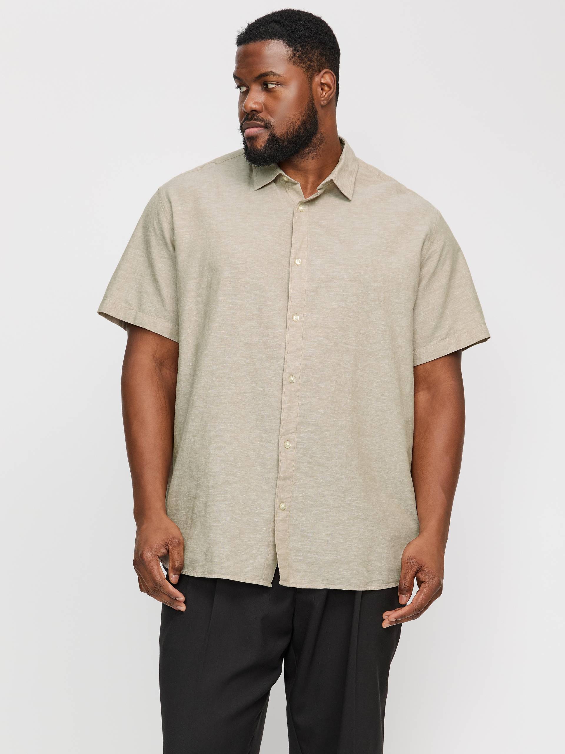 Jack & Jones PlusSize Kurzarmhemd »JJEBREEZE SHIRT SS SN PLS«, mit Hemdkragen Jack & Jones PlusSize Kurzarmhemd »JJEBREEZE SHIRT SS SN PLS«, mit Hemdkragen von Jack & Jones PlusSize