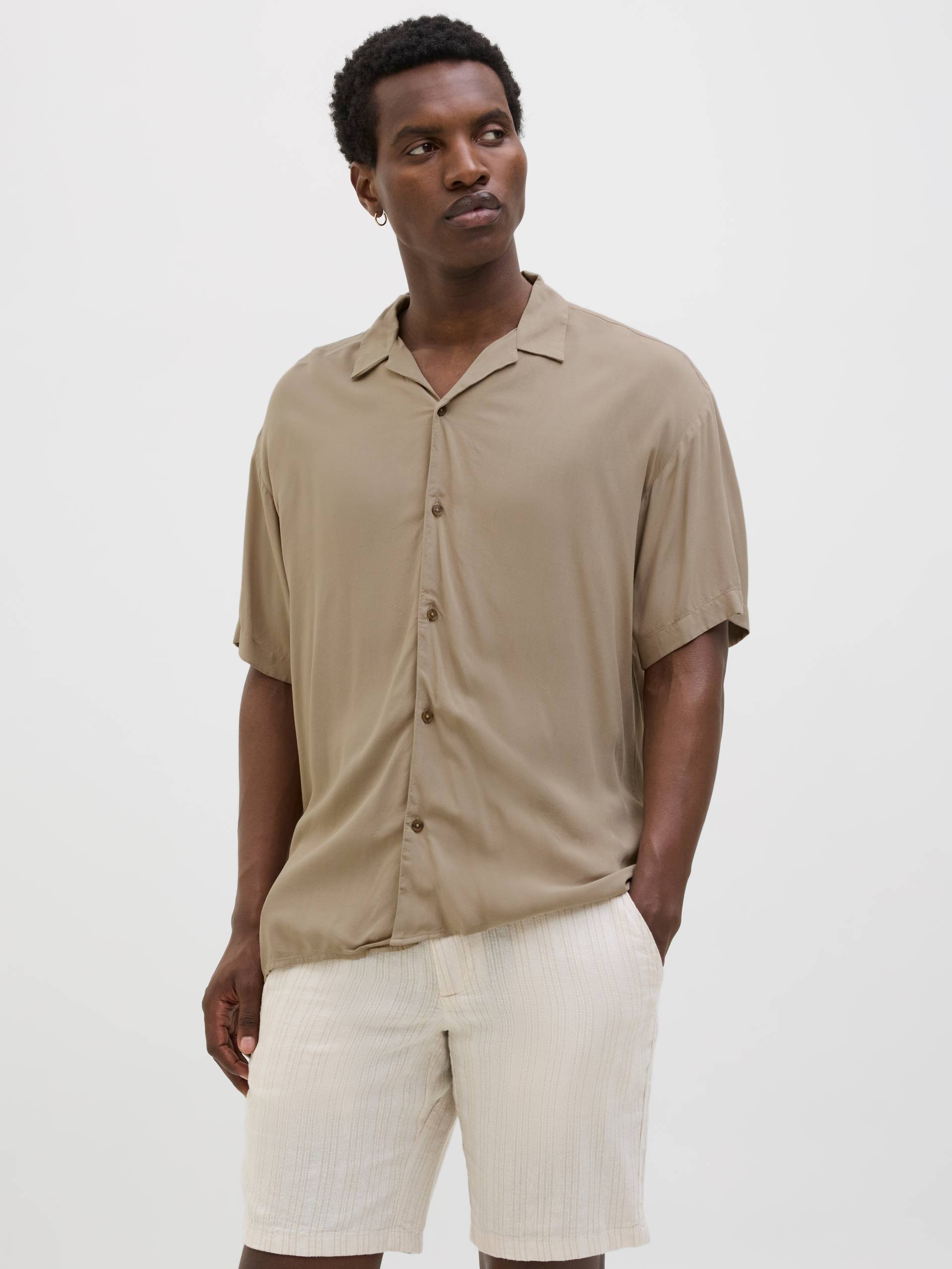 Jack & Jones Kurzarmhemd »JJEJEFF SOLID RESORT SHIRT S/S SN«, mit Resort Kragen Jack & Jones Kurzarmhemd »JJEJEFF SOLID RESORT SHIRT S/S SN«, mit Resort Kragen von Jack & Jones