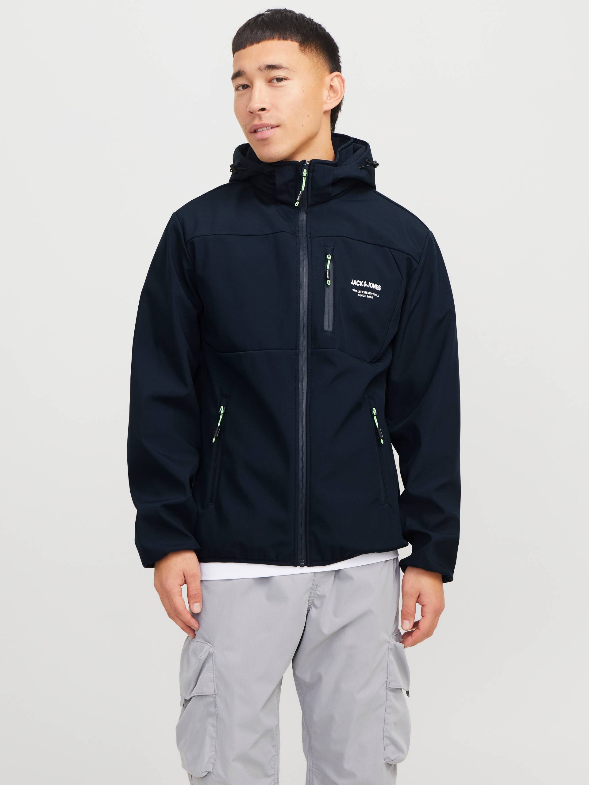 Jack & Jones Softshelljacke »JJTHEO SOFTSHELL JACKET«, mit Kapuze Jack & Jones Softshelljacke »JJTHEO SOFTSHELL JACKET«, mit Kapuze von Jack & Jones