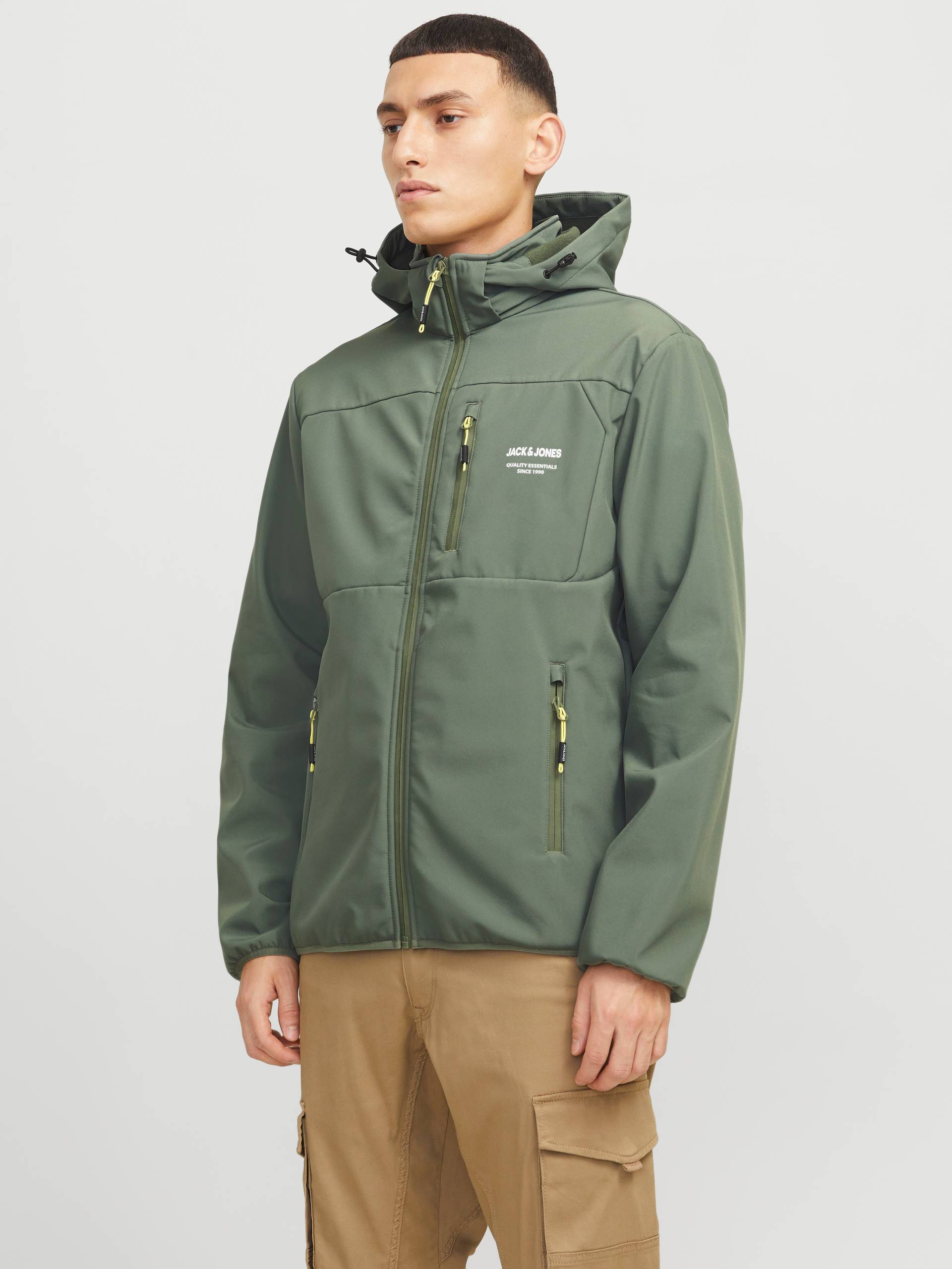 Jack & Jones Softshelljacke »JJTHEO SOFTSHELL JACKET«, mit Kapuze Jack & Jones Softshelljacke »JJTHEO SOFTSHELL JACKET«, mit Kapuze von Jack & Jones