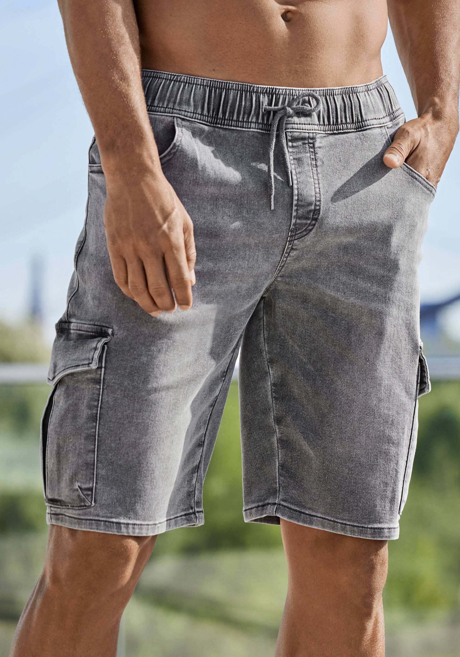 John Devin Jeansshorts, mit Cargotaschen, knielang, Shorts mit Bindeband, Baumwollmischung von John Devin