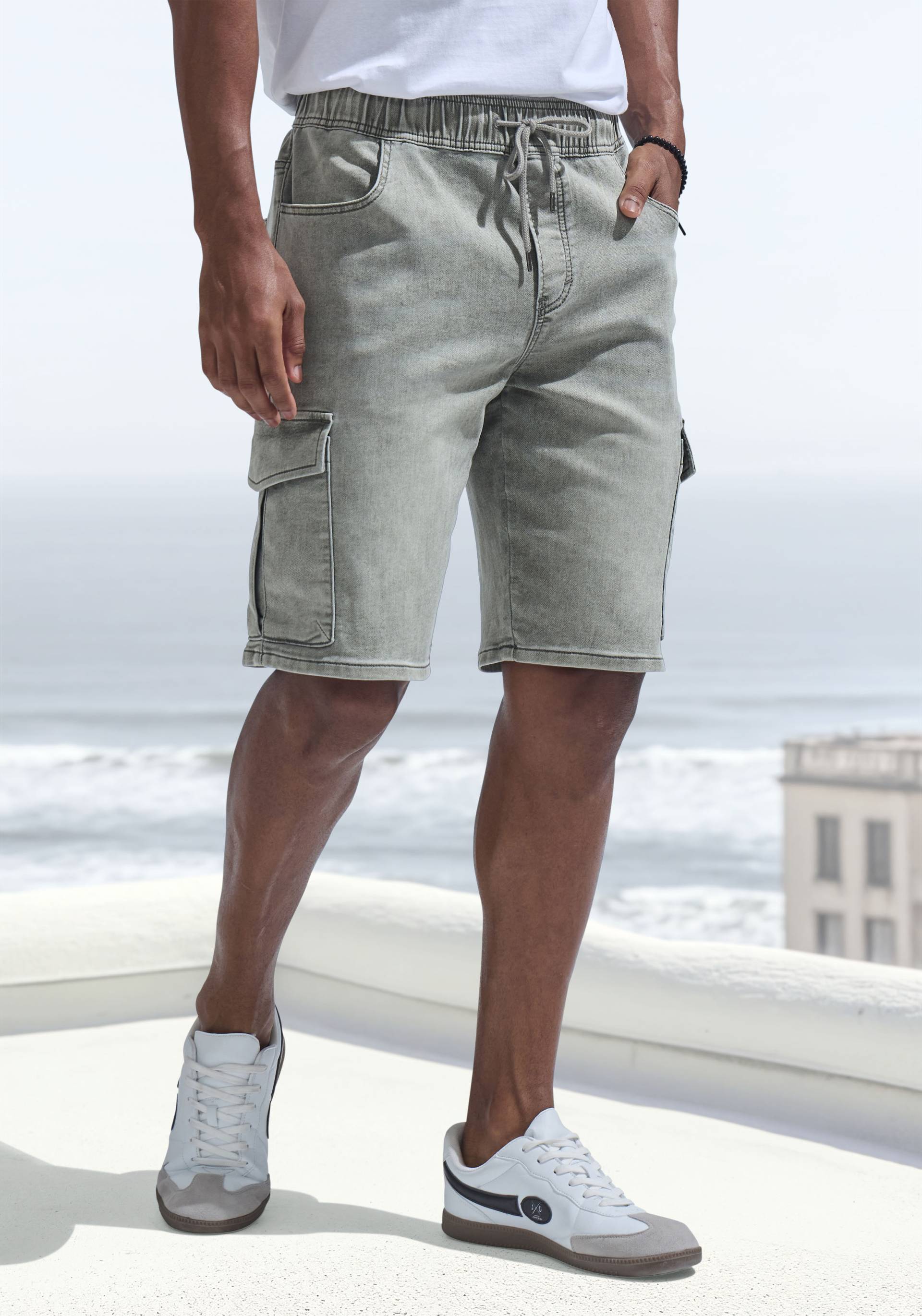 John Devin Jogg Pants, mit Cargotaschen, knielang, elastische Schlupf-Bermuda von John Devin