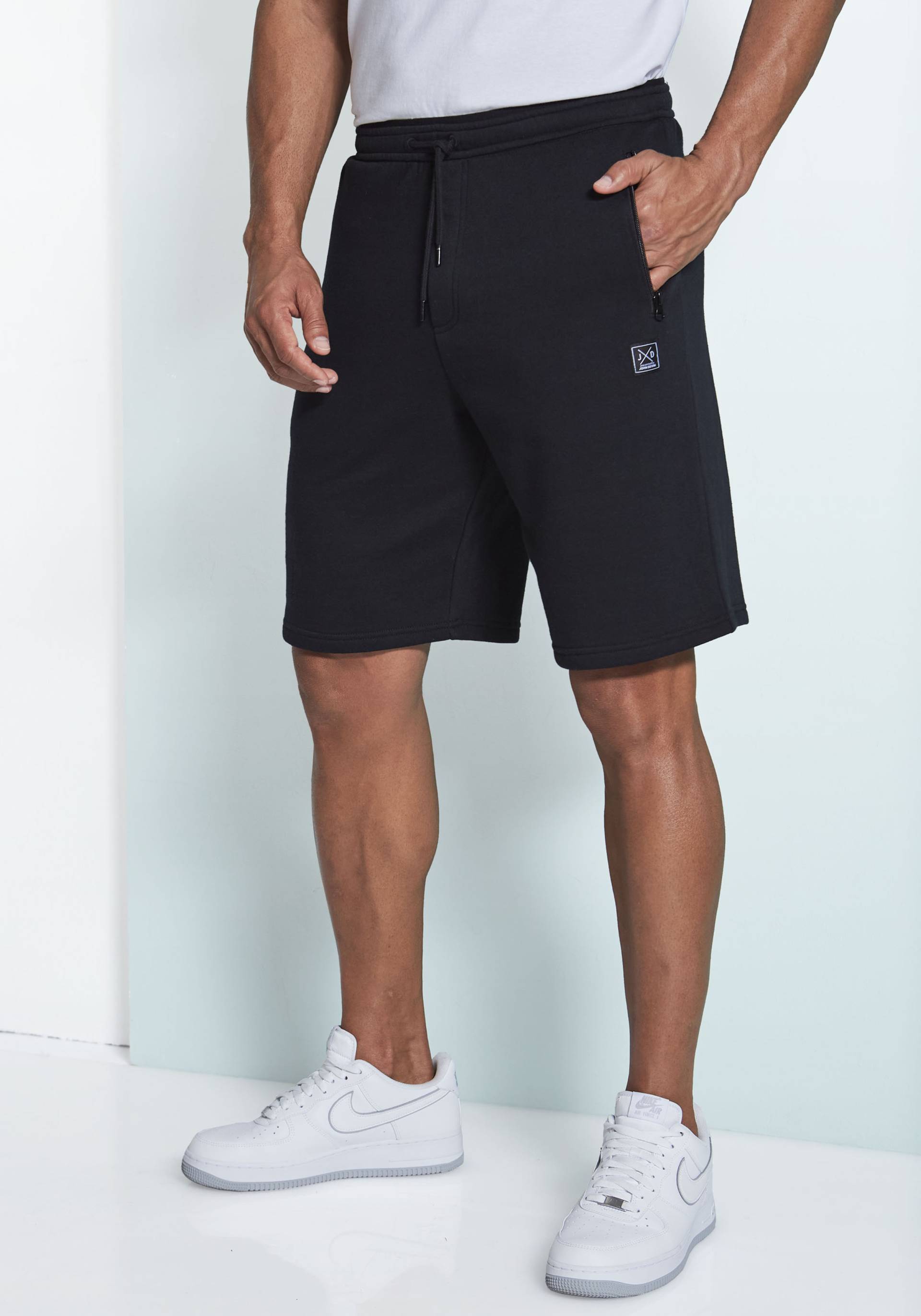 John Devin Sweatshorts, seitliche Taschen mit schwarzem Reissverschluss John Devin Sweatshorts, seitliche Taschen mit schwarzem Reissverschluss von John Devin