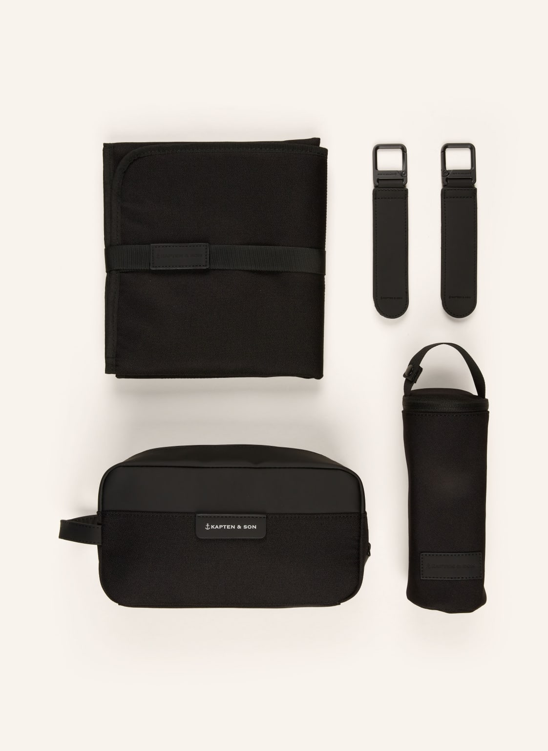 Kapten & Son Set: Wickeltasche Und Wickelunterlage schwarz Kapten & Son Set: Wickeltasche Und Wickelunterlage schwarz von KAPTEN & SON