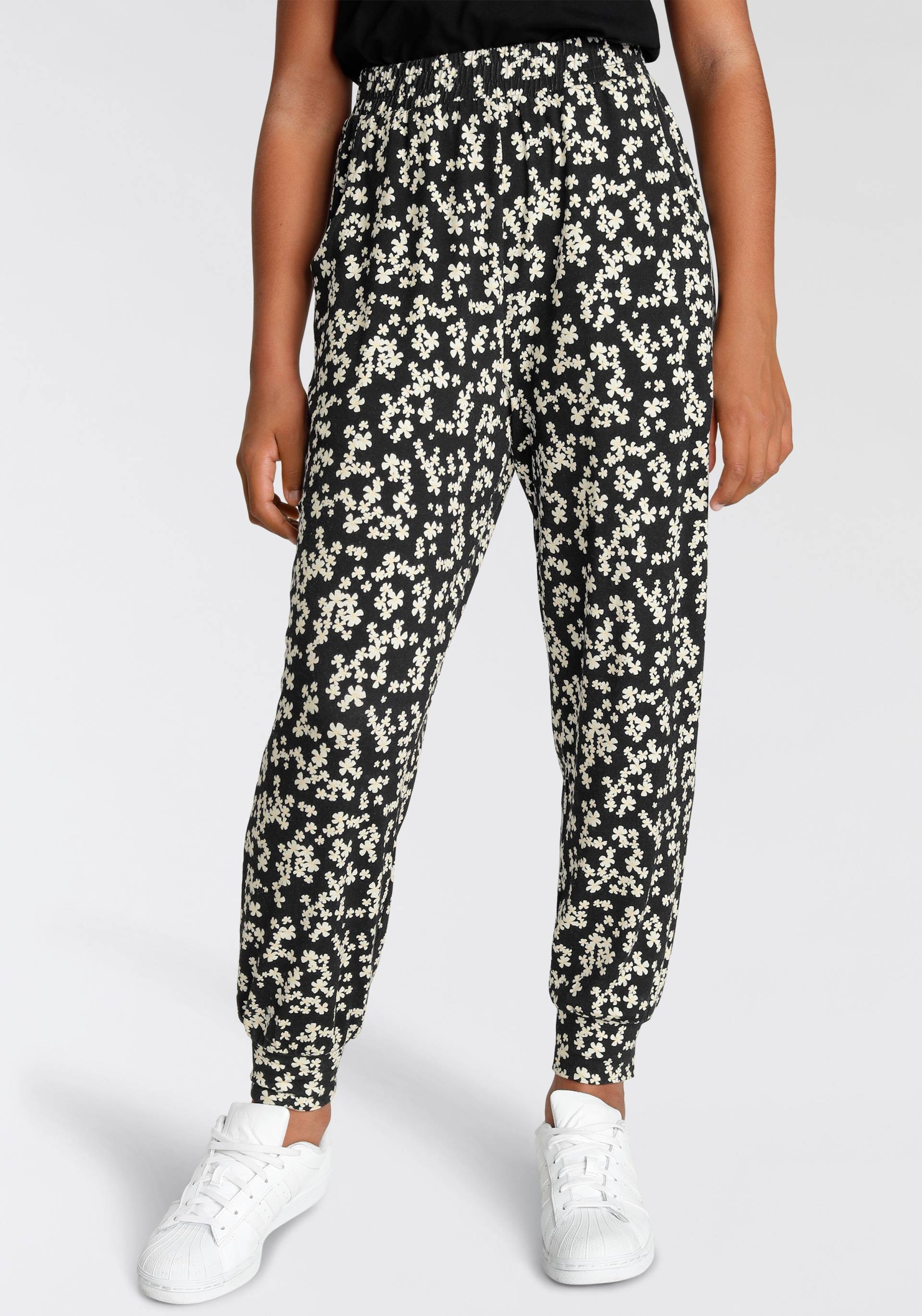 KIDSWORLD Haremshose »Viskosehose allover gemustert«, mit Blumen bedruckt KIDSWORLD Haremshose »Viskosehose allover gemustert«, mit Blumen bedruckt von KIDSWORLD
