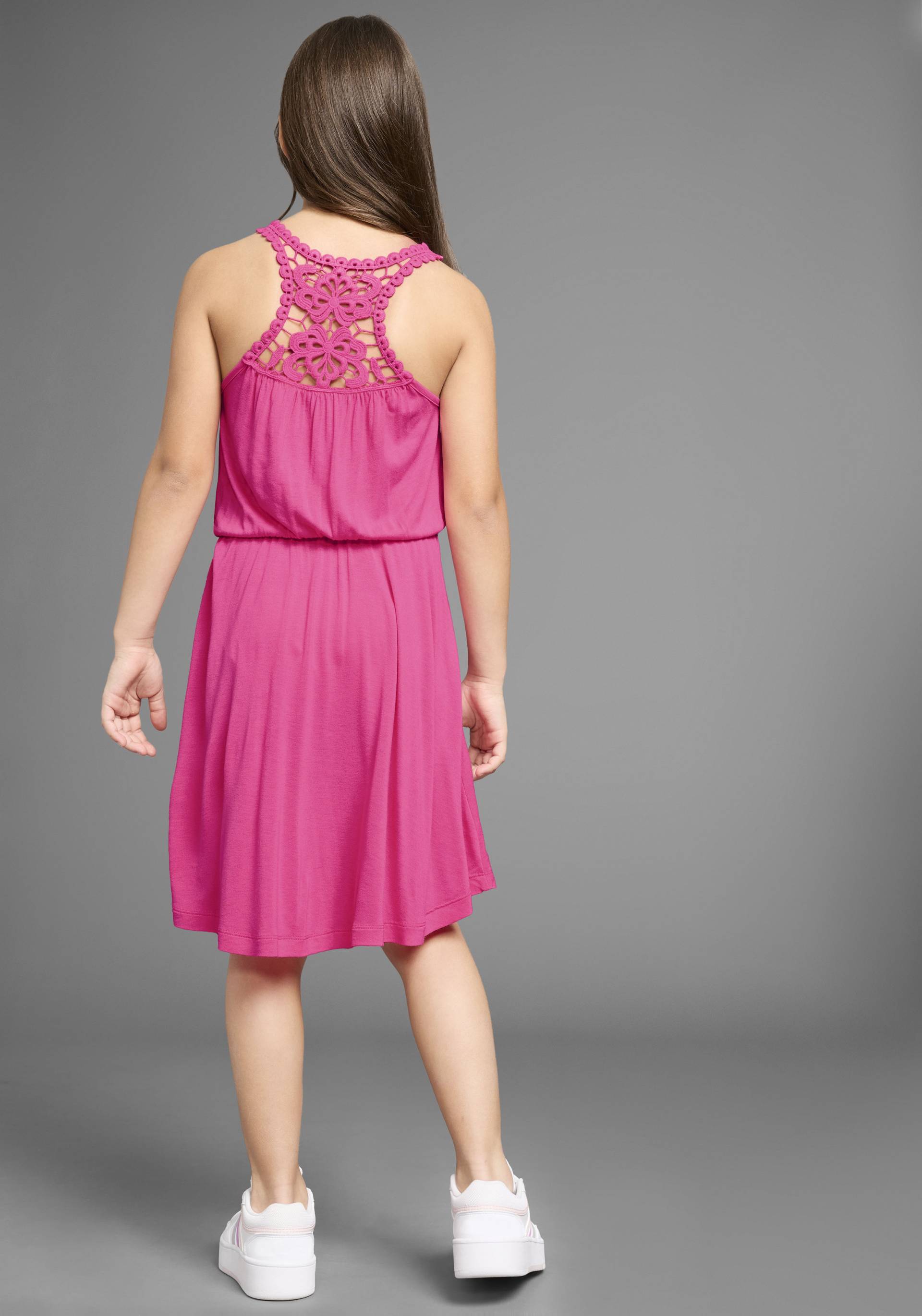 KIDSWORLD Jerseykleid »mit aufwendiger Spitze im Rücken«, Weich fallendes Viskosekleid KIDSWORLD Jerseykleid »mit aufwendiger Spitze im Rücken«, Weich fallendes Viskosekleid von KIDSWORLD