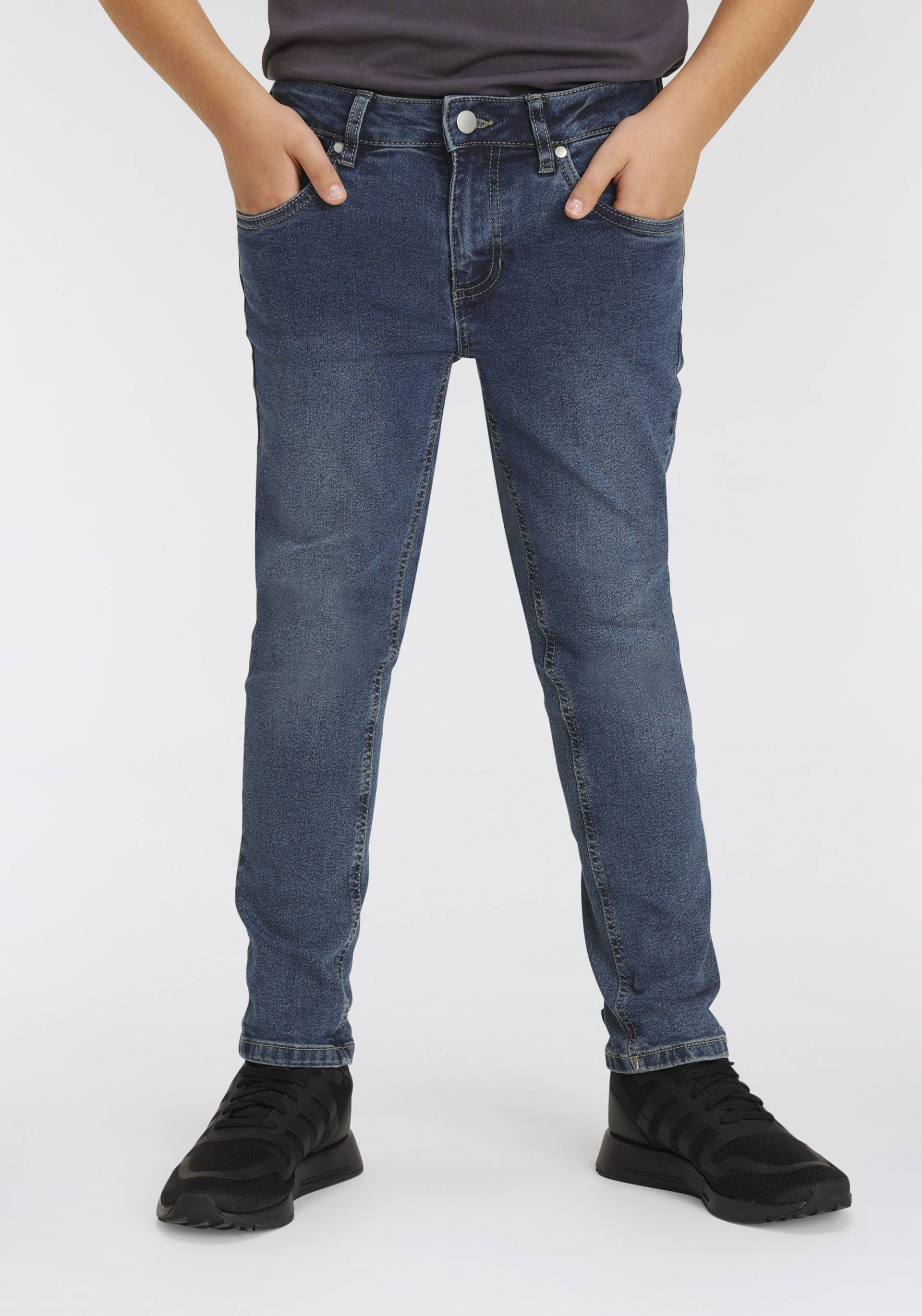 KIDSWORLD Stretch-Jeans »für Jungen«, mit schmalem Bein von KIDSWORLD