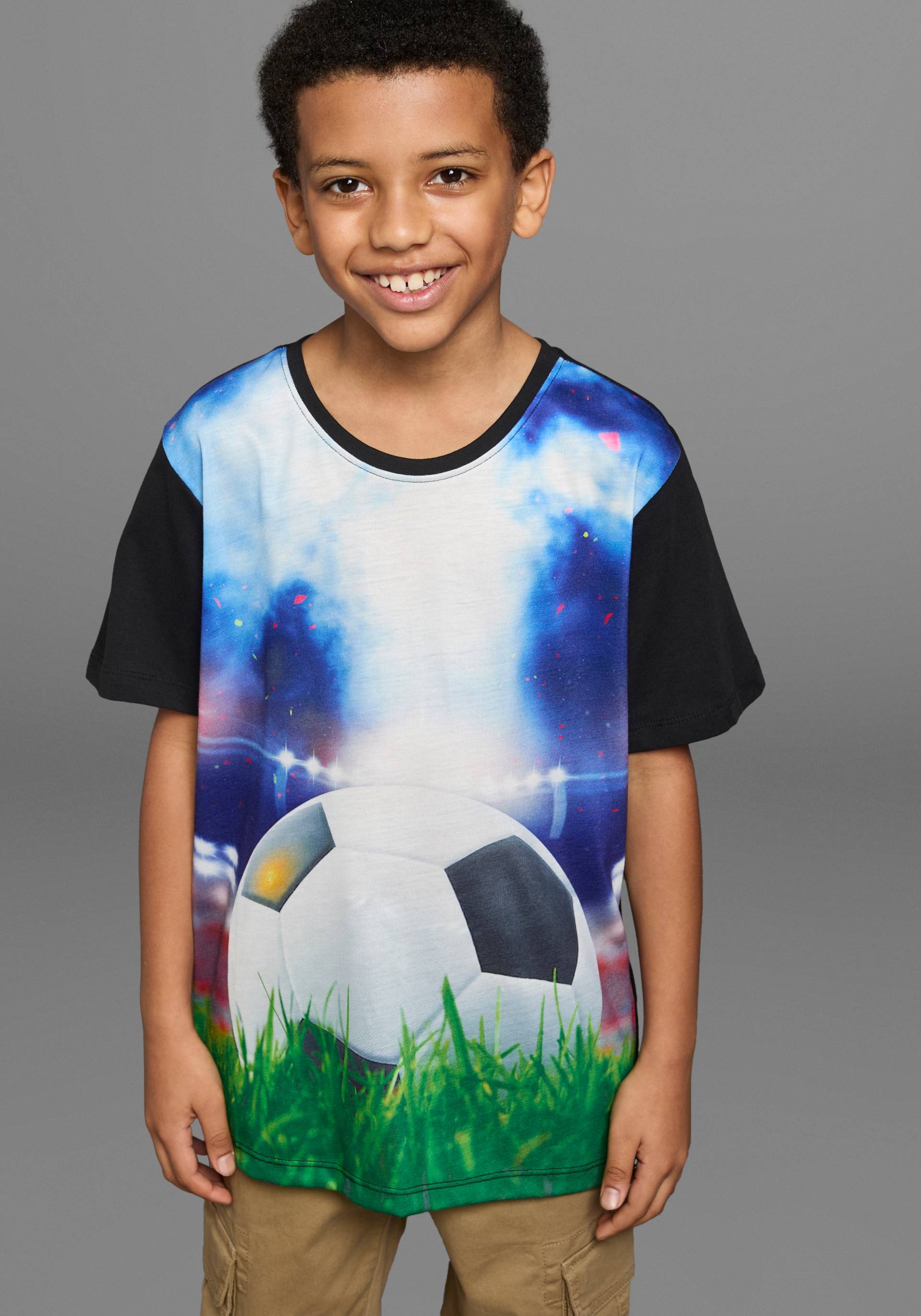 KIDSWORLD T-Shirt »Mit coolem FUSSBALL-Print«, Kurzarm, Basic-Passform, mit trendigem Druck, Rundhalsausschnitt KIDSWORLD T-Shirt »Mit coolem FUSSBALL-Print«, Kurzarm, Basic-Passform, mit trendigem Druck, Rundhalsausschnitt von KIDSWORLD