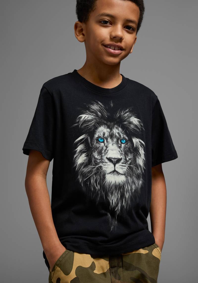 KIDSWORLD T-Shirt »Mit Löwenprint: LION WITH BLUE EYES«, Kurzarm, Basic-Passform, mit trendigem Druck, Rundhalsausschnitt von KIDSWORLD