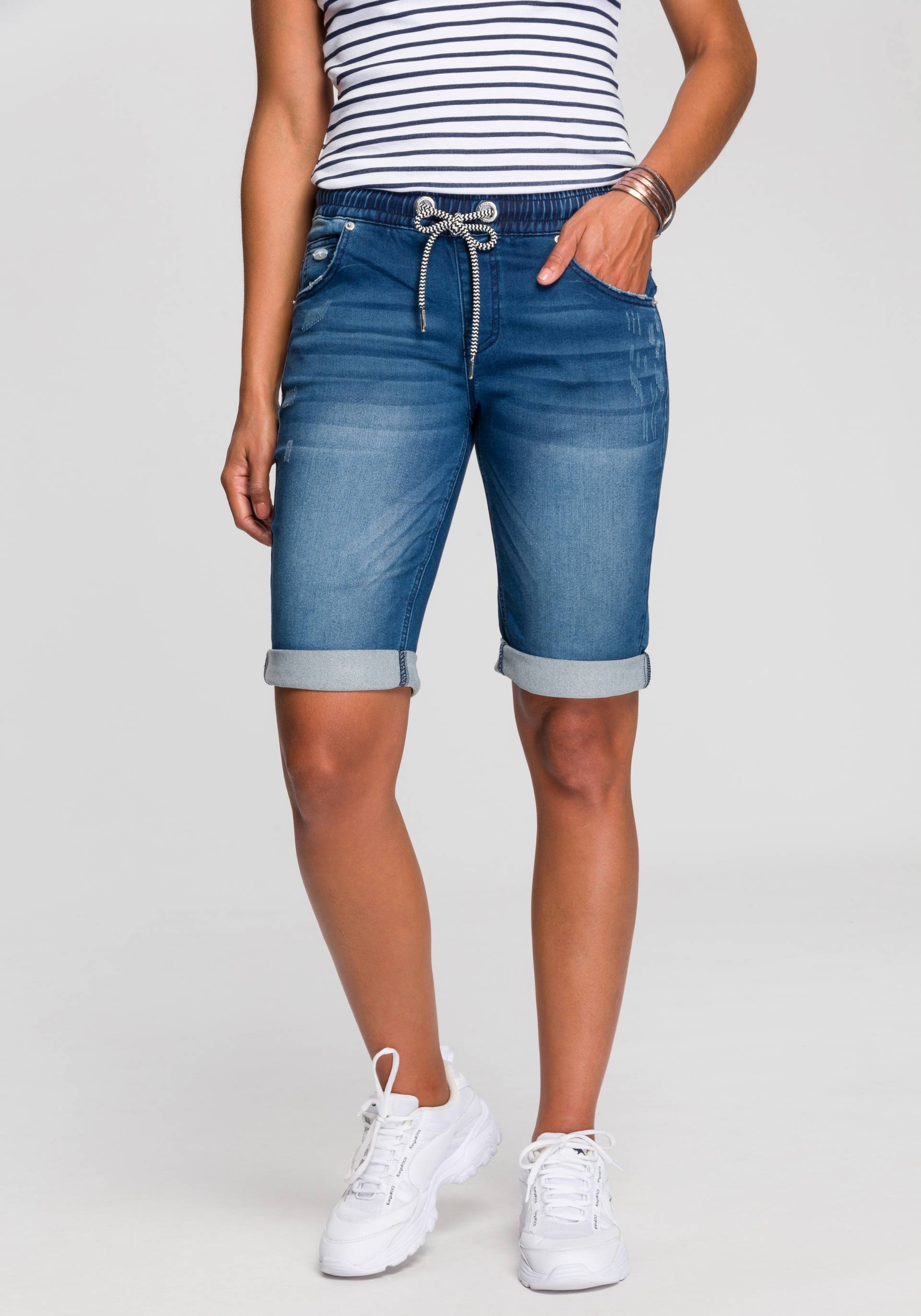 KangaROOS Jogg-Jeansbermudas, gerade Beinform, Used-Waschung und Abriebstellen von KangaROOS