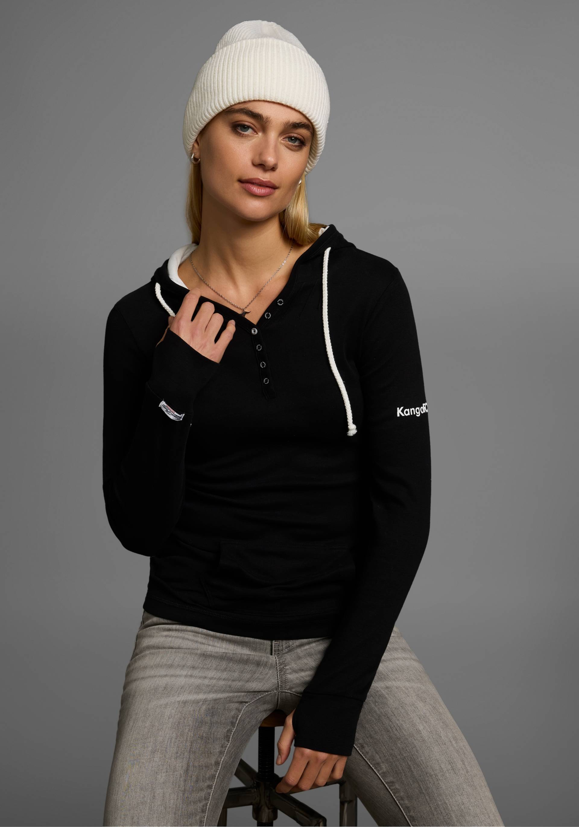 KangaROOS Kapuzenshirt, Langarm mit Daumenlöchern, figurbetonter Schnitt, aus Jerseystoff von KangaROOS