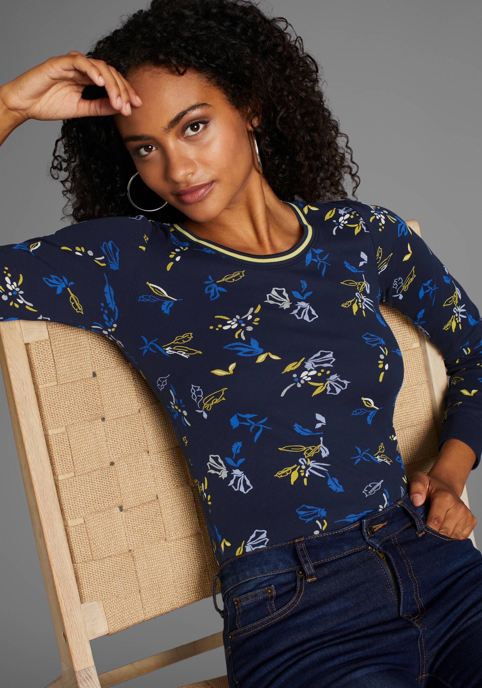 KangaROOS Langarmshirt, mit Allover-Print und Kontrastdetails KangaROOS Langarmshirt, mit Allover-Print und Kontrastdetails von KangaROOS