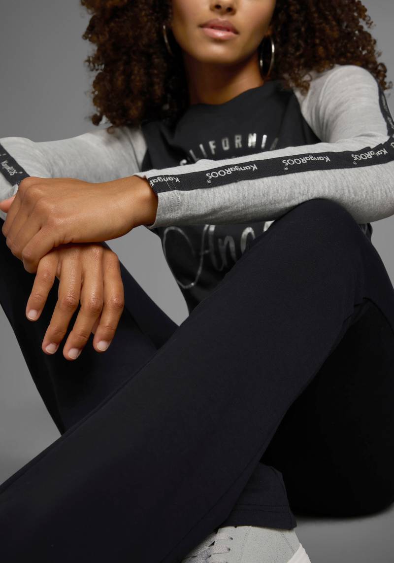 KangaROOS Longsleeve, Langarm, sehr figurbetonte Passform, mit glänzendem Metallic-Druck von KangaROOS