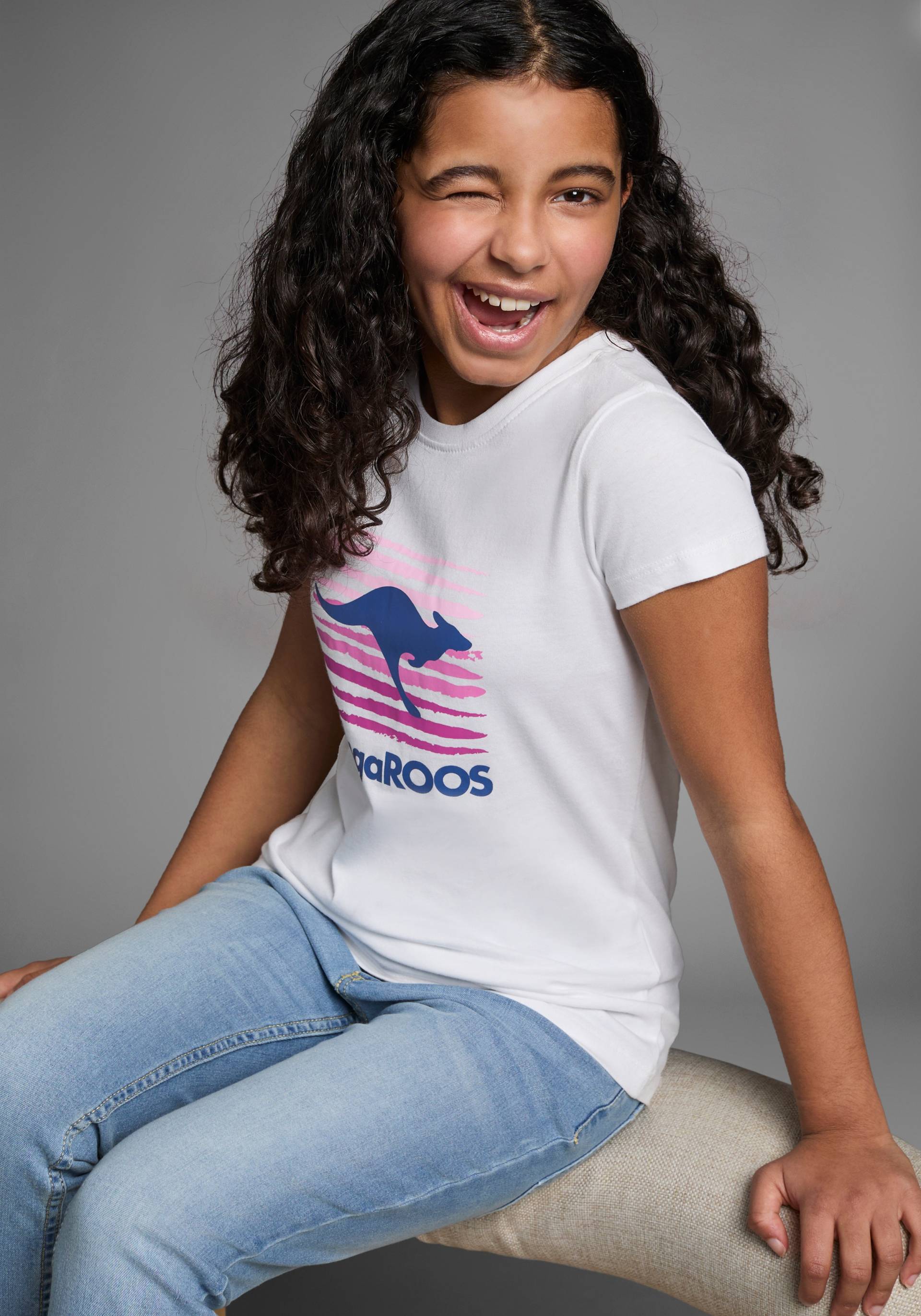KangaROOS T-Shirt, Kurzarm, taillierter Schnitt, mit Logodruck, Rundhalsausschnitt KangaROOS T-Shirt, Kurzarm, taillierter Schnitt, mit Logodruck, Rundhalsausschnitt von KangaROOS