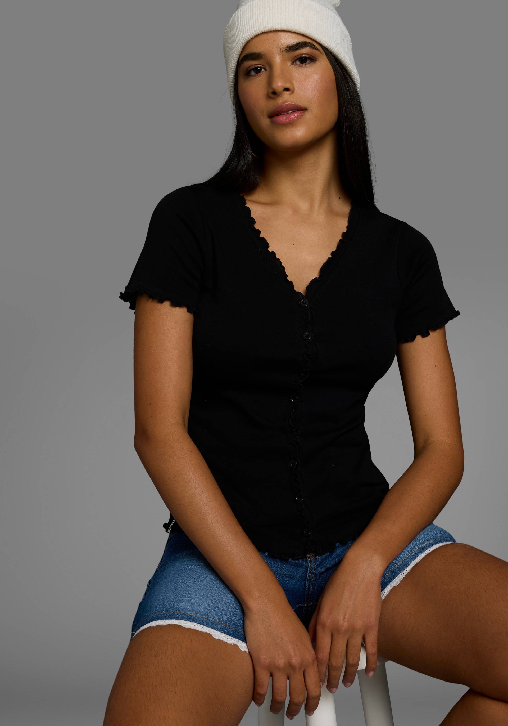 KangaROOS T-Shirt, mit Knopfleiste und verspieltem Rollsaum KangaROOS T-Shirt, mit Knopfleiste und verspieltem Rollsaum von KangaROOS