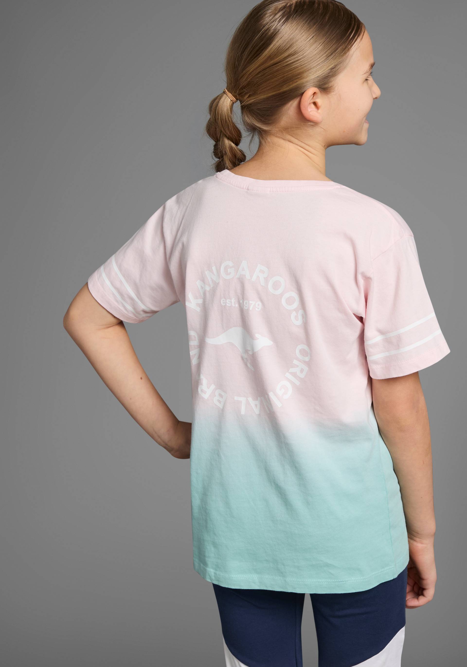 KangaROOS T-Shirt »Mit trendigem Farbverlauf«, kurzärmelig, bequeme Passform, mit Logodruck, Rundhalsausschnitt KangaROOS T-Shirt »Mit trendigem Farbverlauf«, kurzärmelig, bequeme Passform, mit Logodruck, Rundhalsausschnitt von KangaROOS