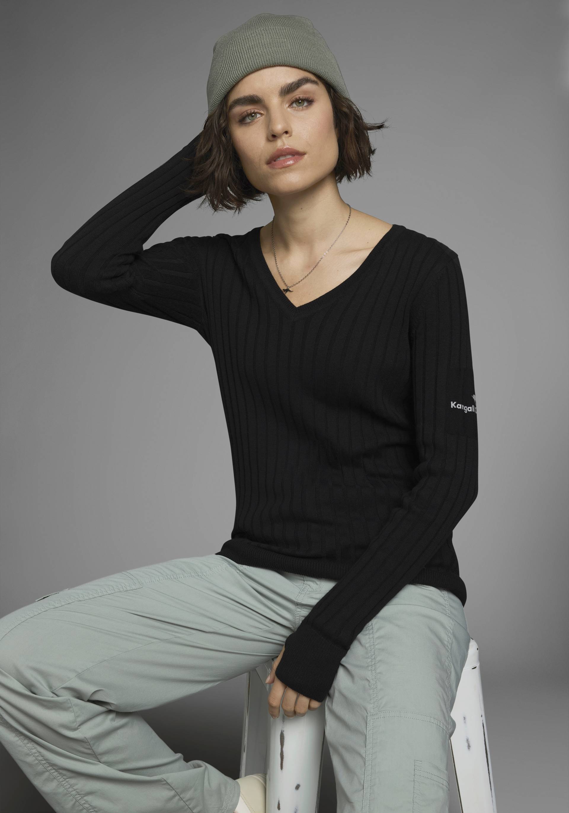 KangaROOS V-Ausschnitt-Pullover, in breit geripptem Feinstrick KangaROOS V-Ausschnitt-Pullover, in breit geripptem Feinstrick von KangaROOS