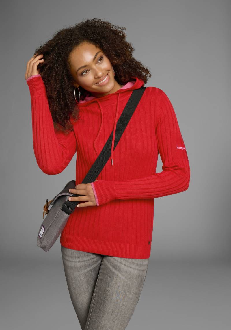 KangaROOS Strickpullover, mit kontrastfarbener Kapuzeninnenseite und Logodruck auf dem Arm von Kangaroos