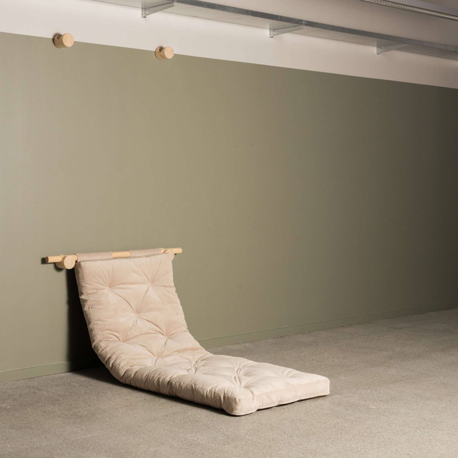 Karup Design Schlafsofa »Hooked Schlafsessel, Sitz- und Schlafplatz, Wandmontiert, platzsparend«, Futonmatratze inkl. Halterungsset aus FSC®-zertifiziertem Massivholz von Karup Design