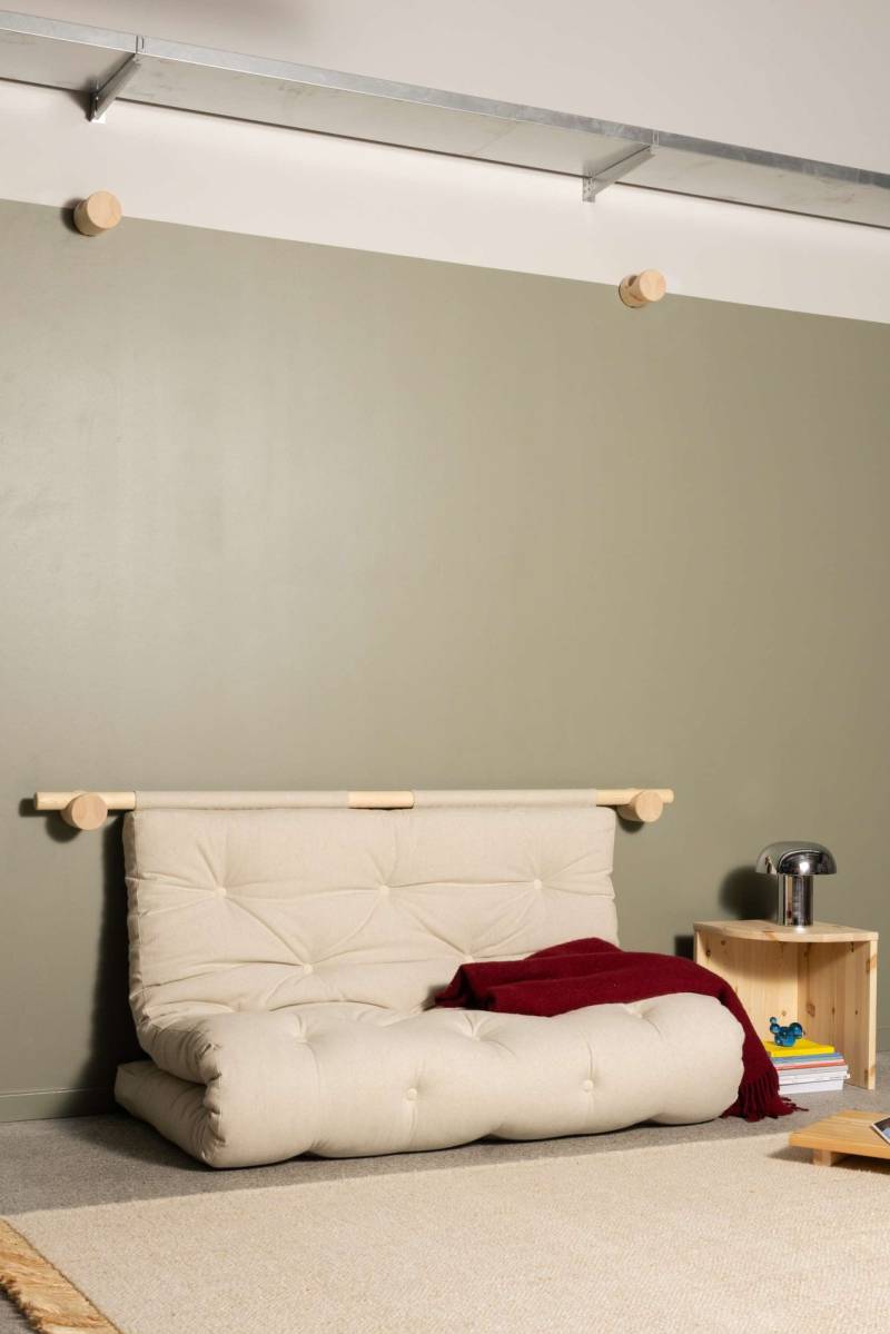 Karup Design Schlafsofa »Hooked Schlafsessel, Sitz- und Schlafplatz, Wandmontiert, platzsparend«, Futonmatratze inkl. Halterungsset aus FSC®-zertifiziertem Massivholz von Karup Design