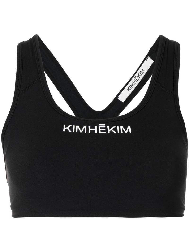 Kimhekim logo-print racerback sports bra - Black von Kimhekim