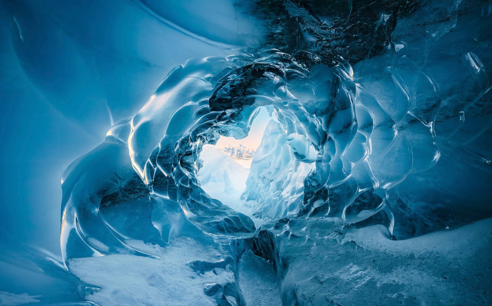 Komar Vliestapete »The Eye of the Glacier« von Komar