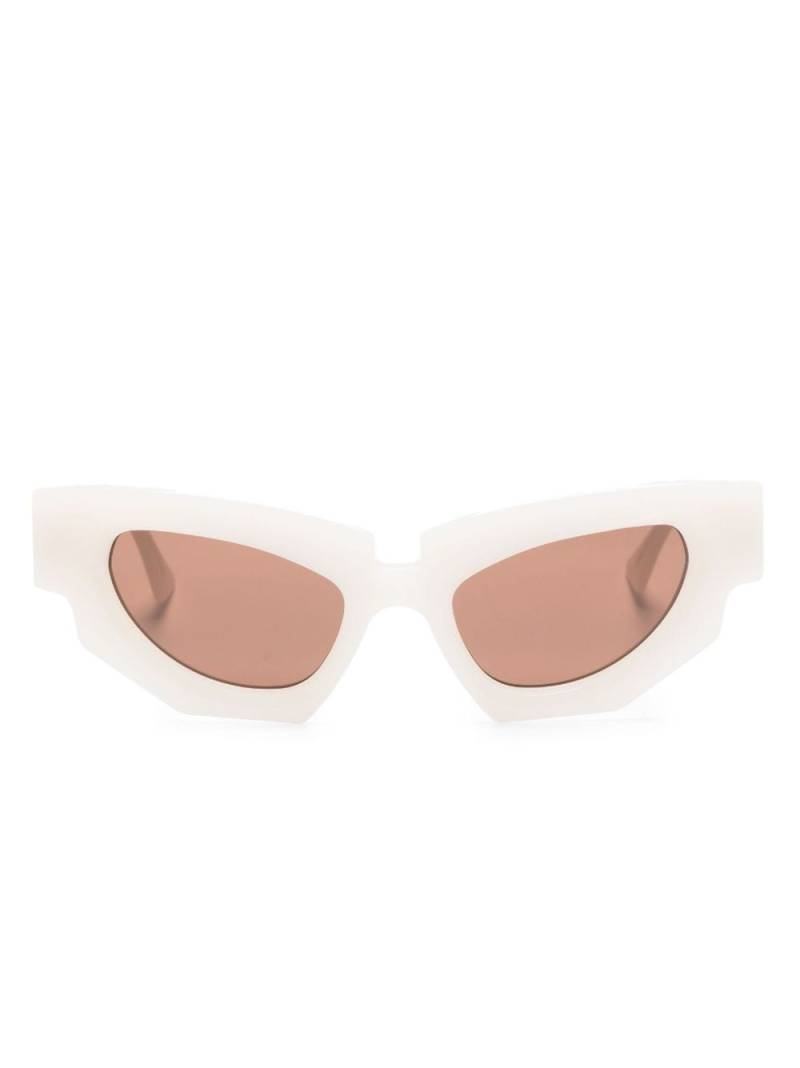 Kuboraum cat eye-frame tinted sunglasses - White von Kuboraum