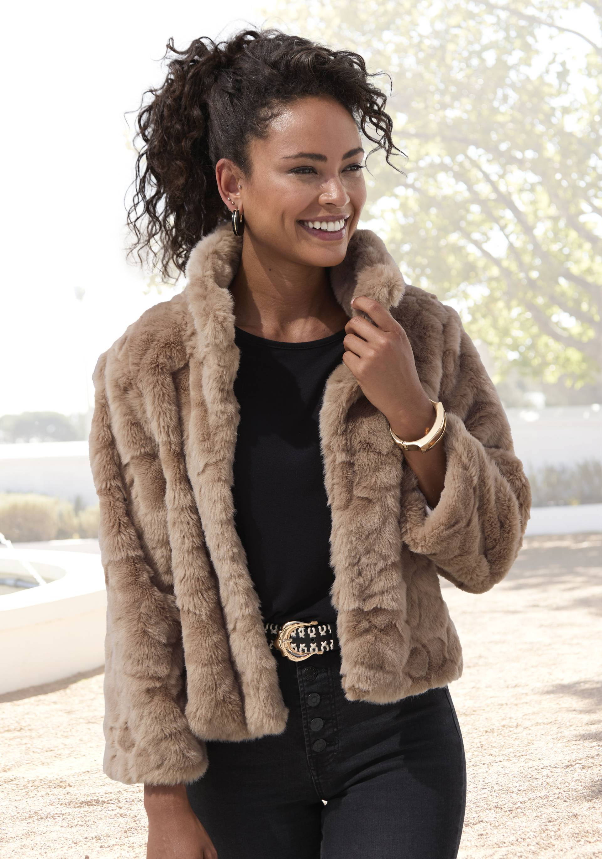 LASCANA Fellimitatjacke, kuschelige Kurzjacke aus Teddyplüsch, modisch von LASCANA