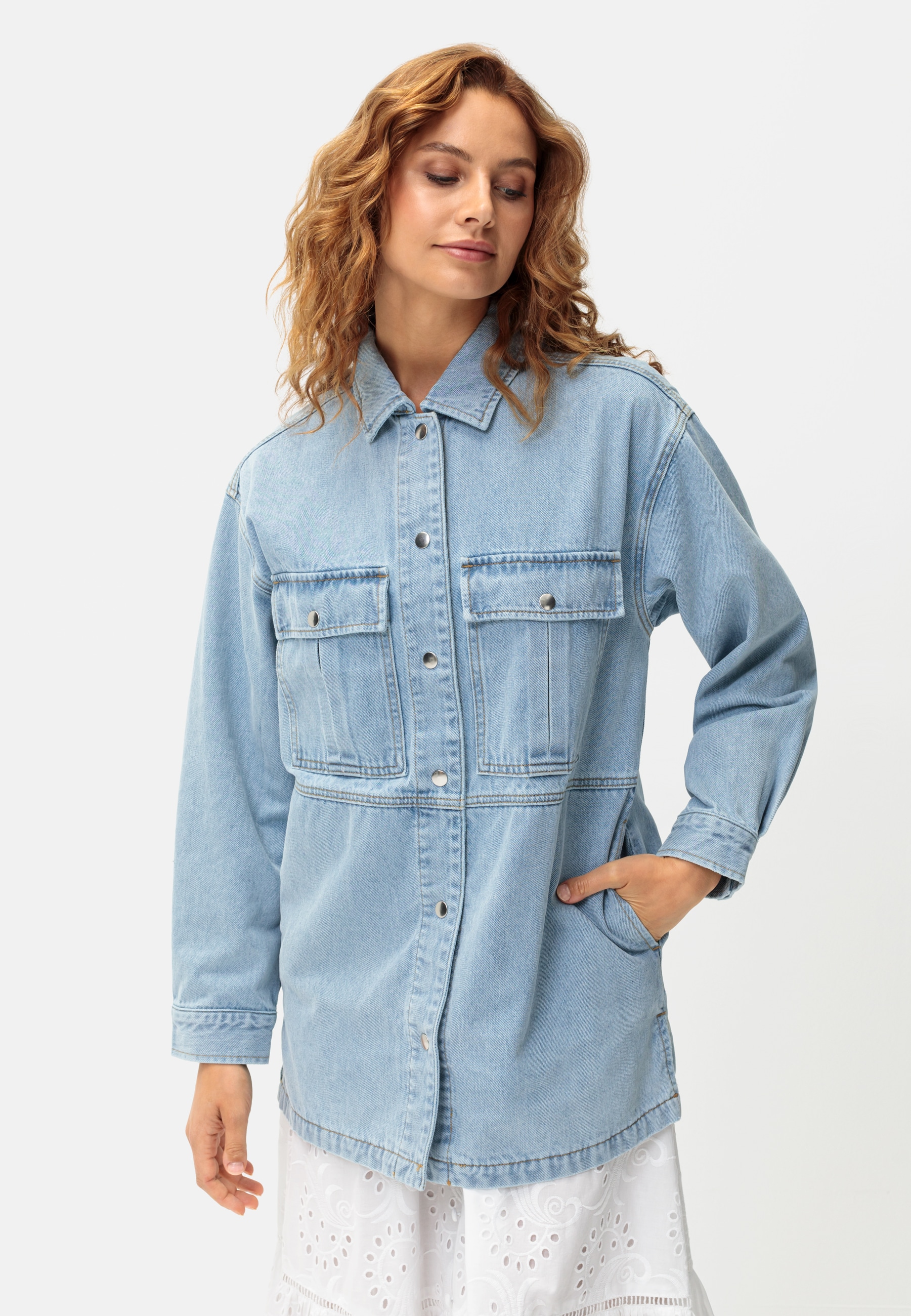 LASCANA Jeansjacke, mit seitlichen Schlitzen von LASCANA