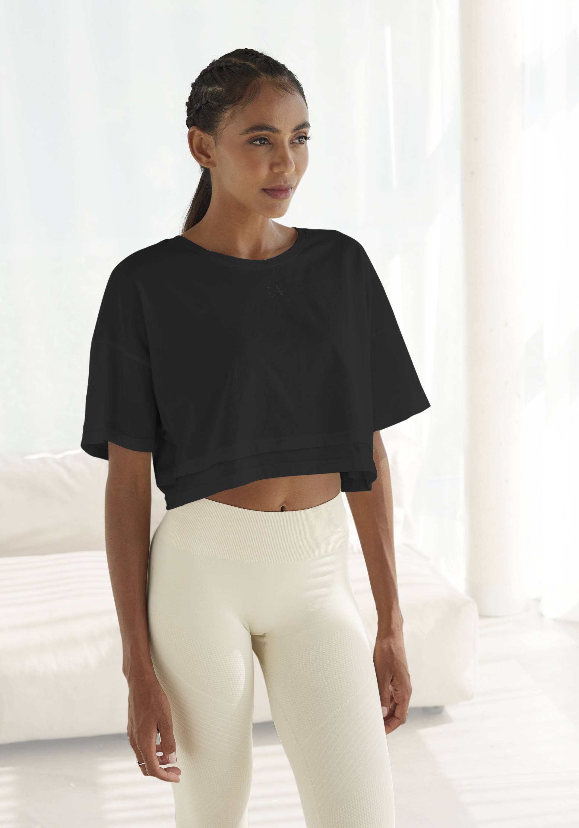 LASCANA Kurzarmshirt, mit kastigem Schnitt und Lagen-Look LASCANA Kurzarmshirt, mit kastigem Schnitt und Lagen-Look von LASCANA