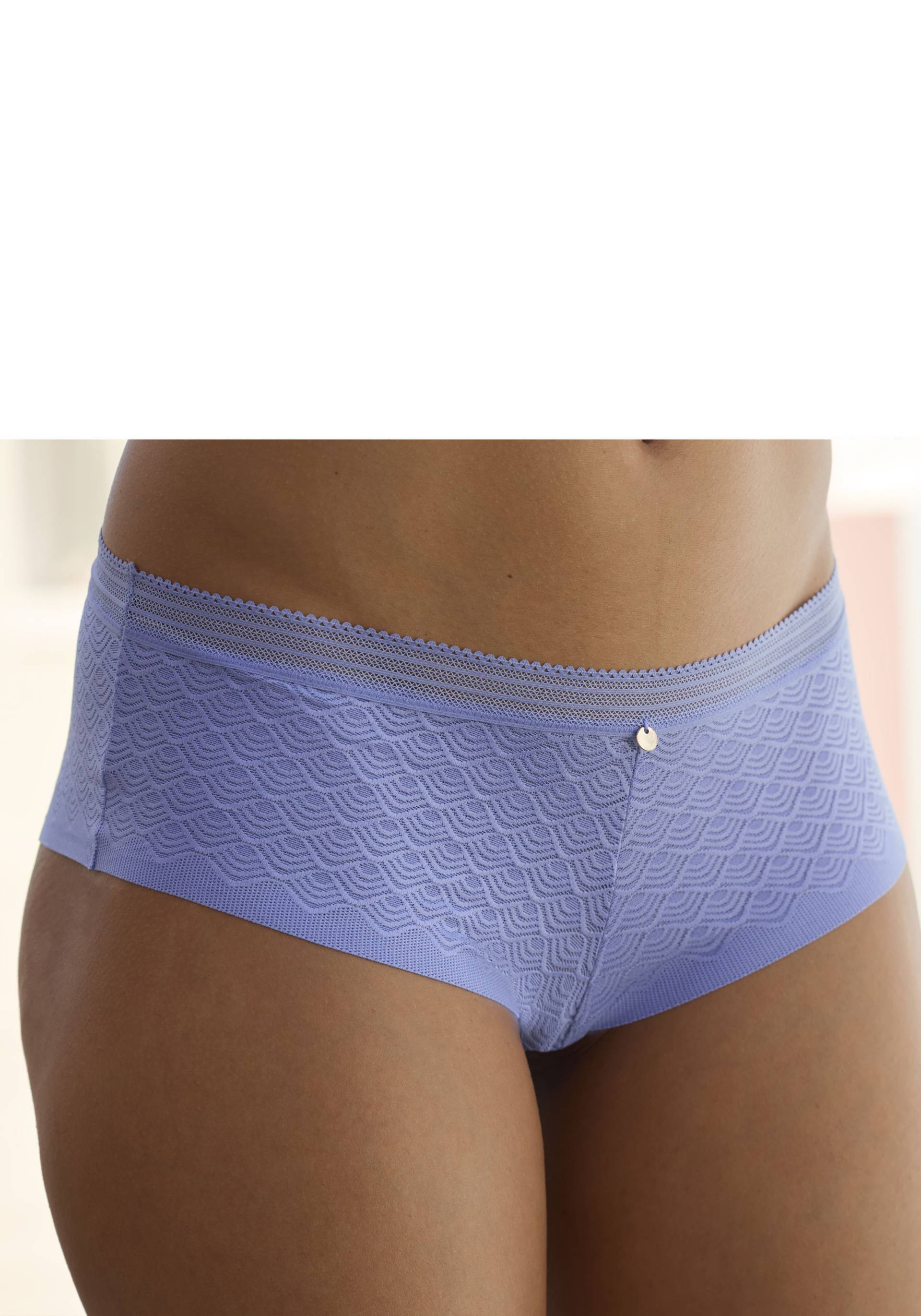 LASCANA Panty, aus Spitze in moderner Optik mit extraflachen Kanten von LASCANA