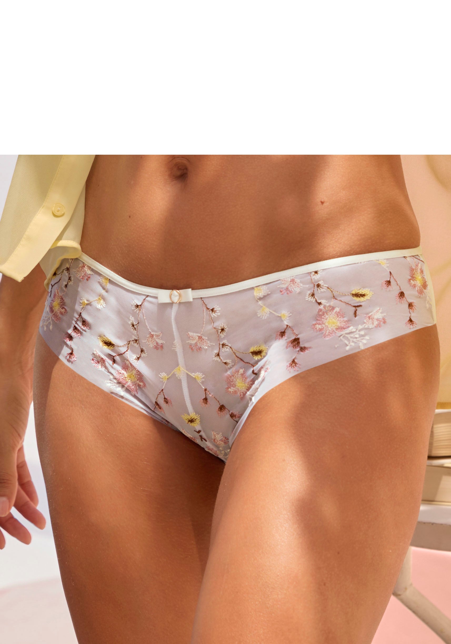 LASCANA Panty, mit hübscher Blumen-Stickereispitze von LASCANA